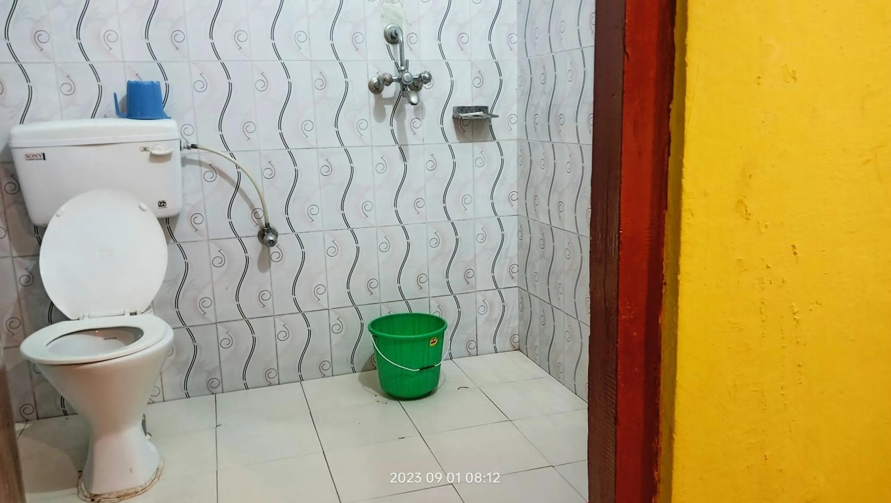 Shower in Hotel Butterfly - Peaceful Garden for Nature Lovers