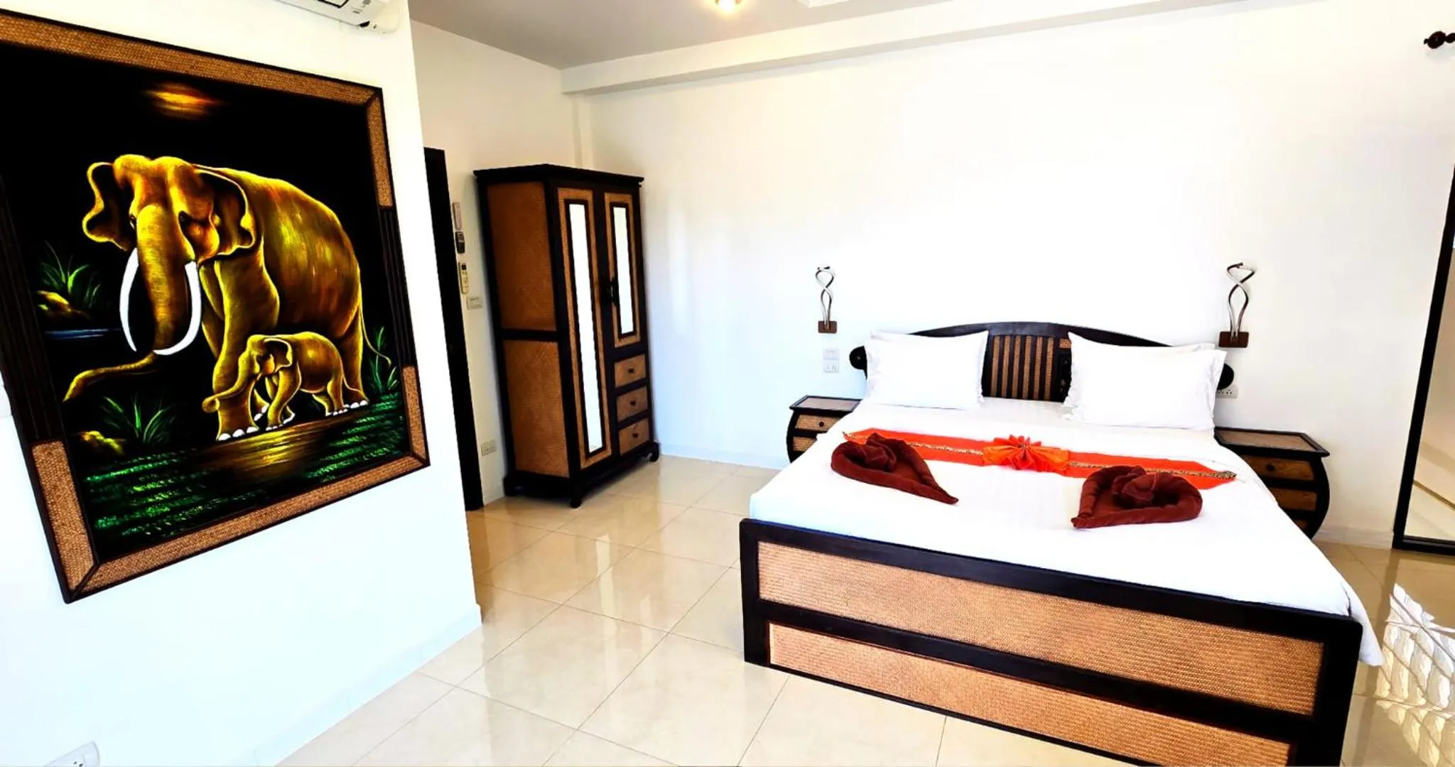 Bed in GOLDLAND Luxury Pool Villa Pattaya Walking Street 8 Bedrooms