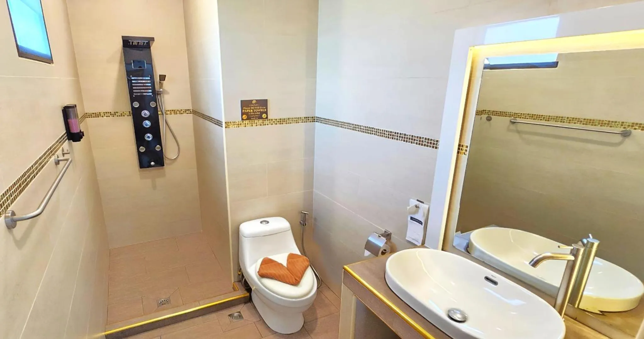 Shower in GOLDLAND Luxury Pool Villa Pattaya Walking Street 8 Bedrooms