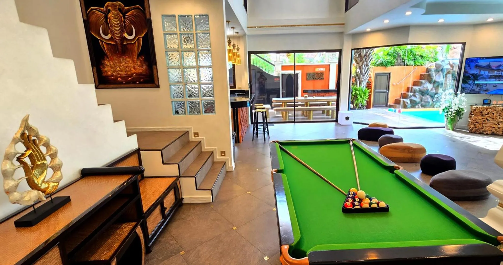 Communal lounge/ TV room in GOLDLAND Luxury Pool Villa Pattaya Walking Street 8 Bedrooms