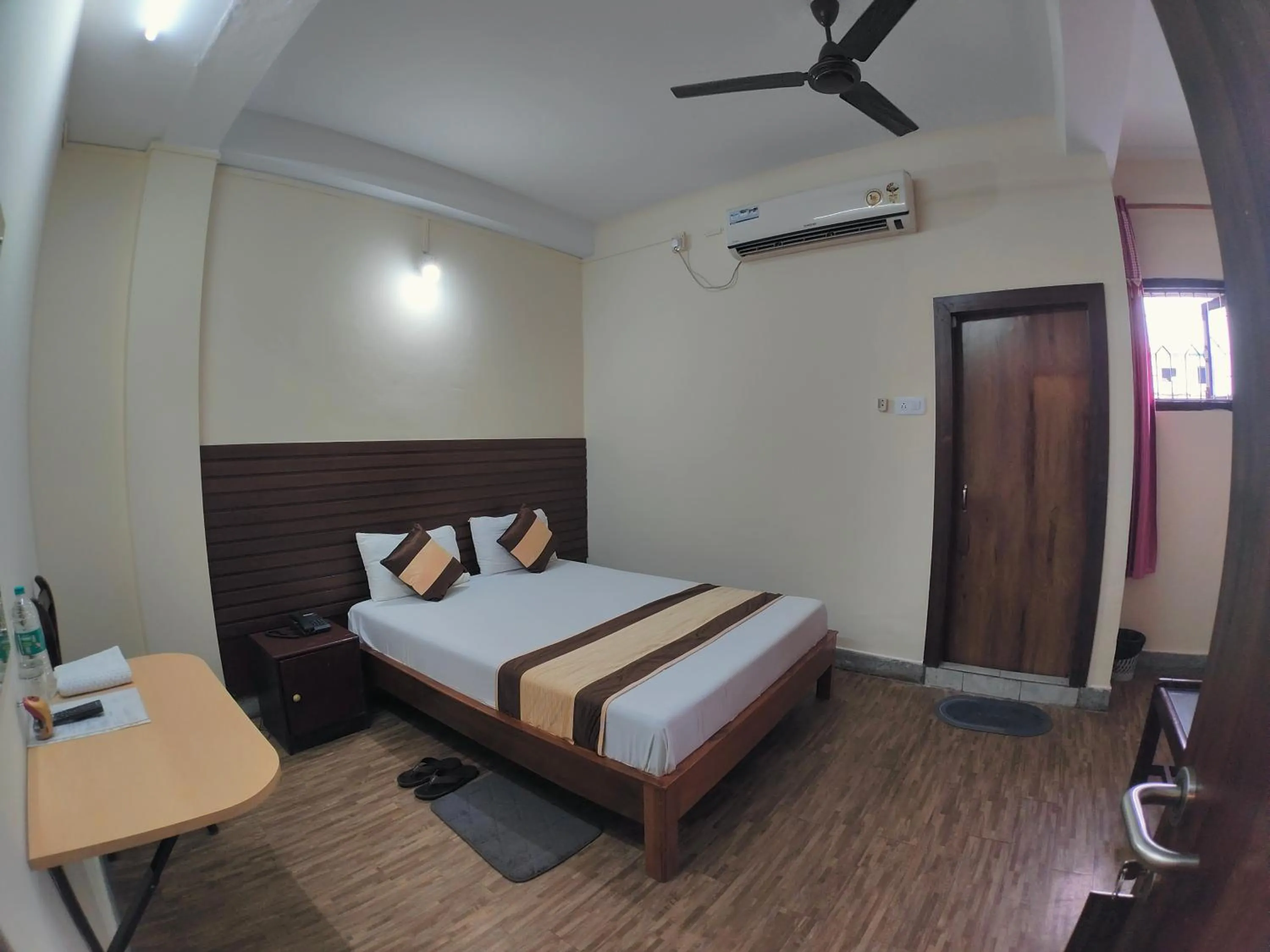 Bedroom, Bed in Hotel Embassy