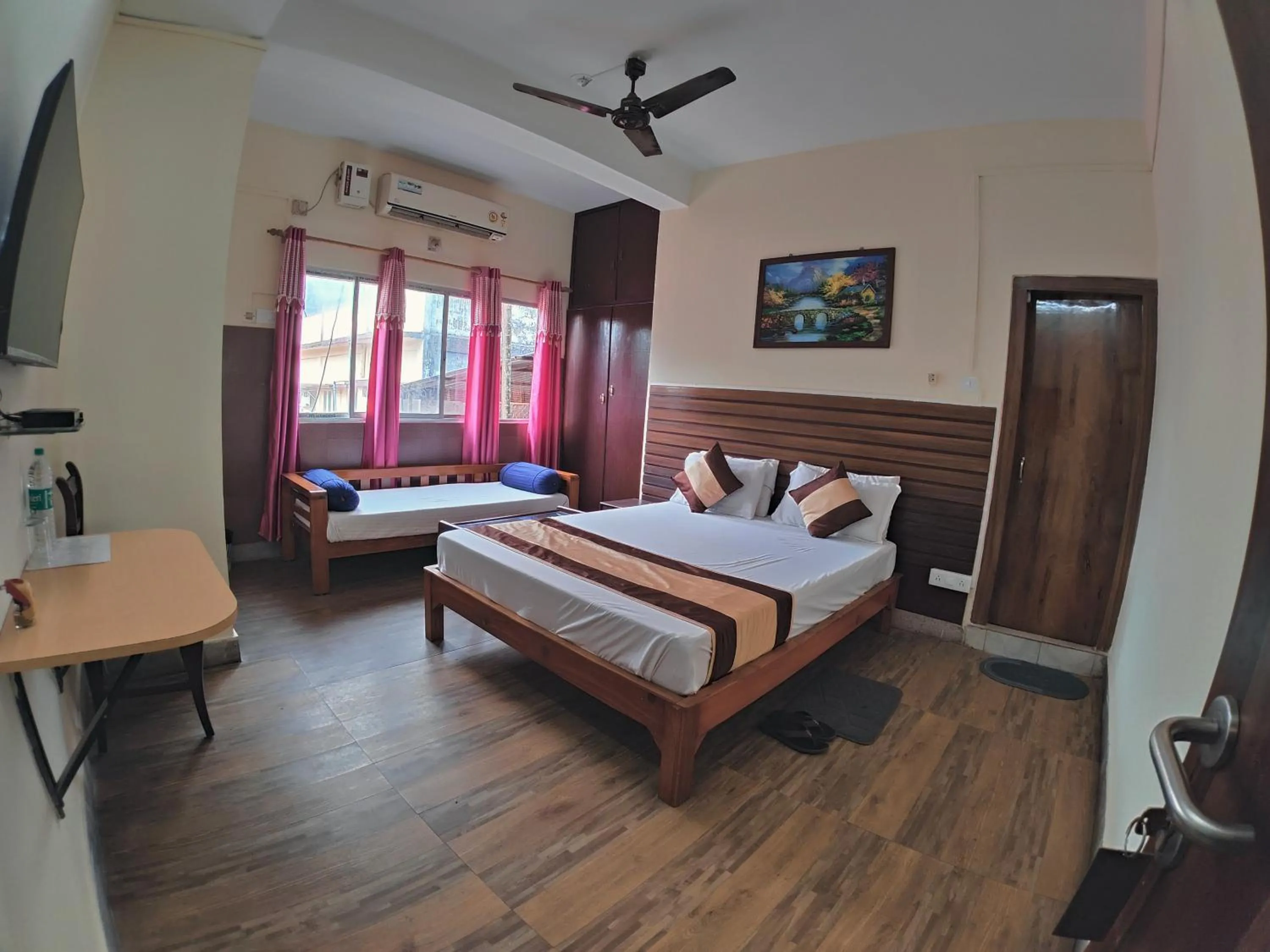 Bedroom, Bed in Hotel Embassy