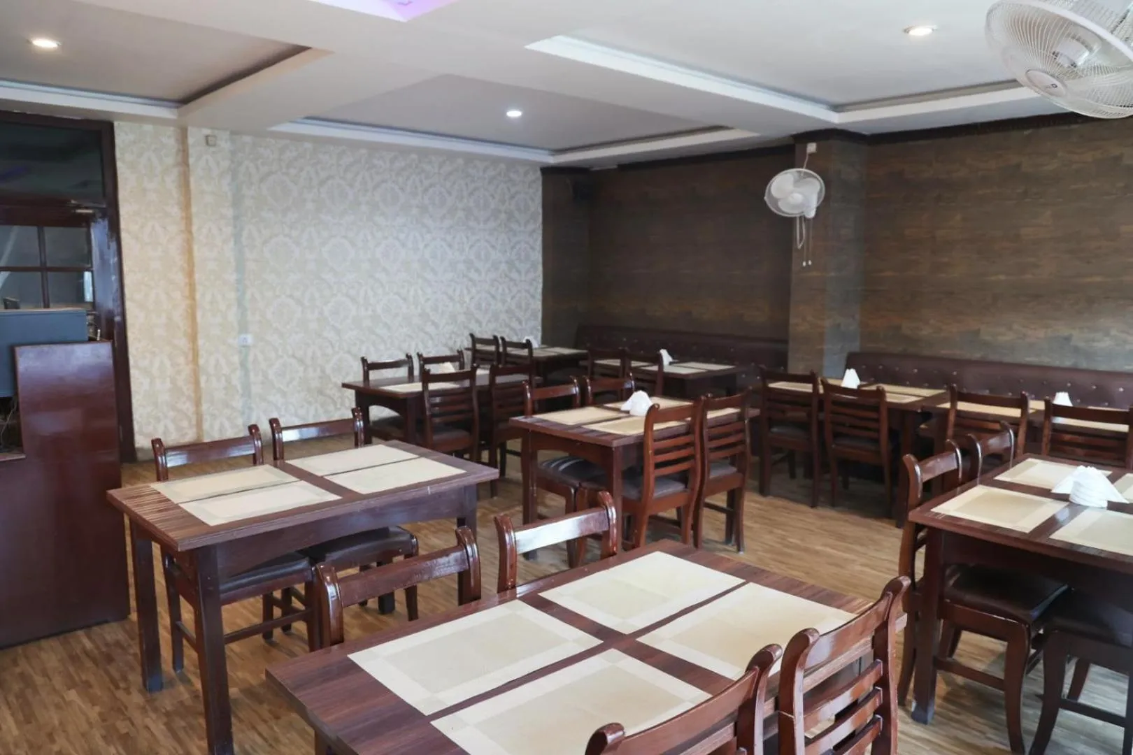 Restaurant/places to eat in Hotel Embassy