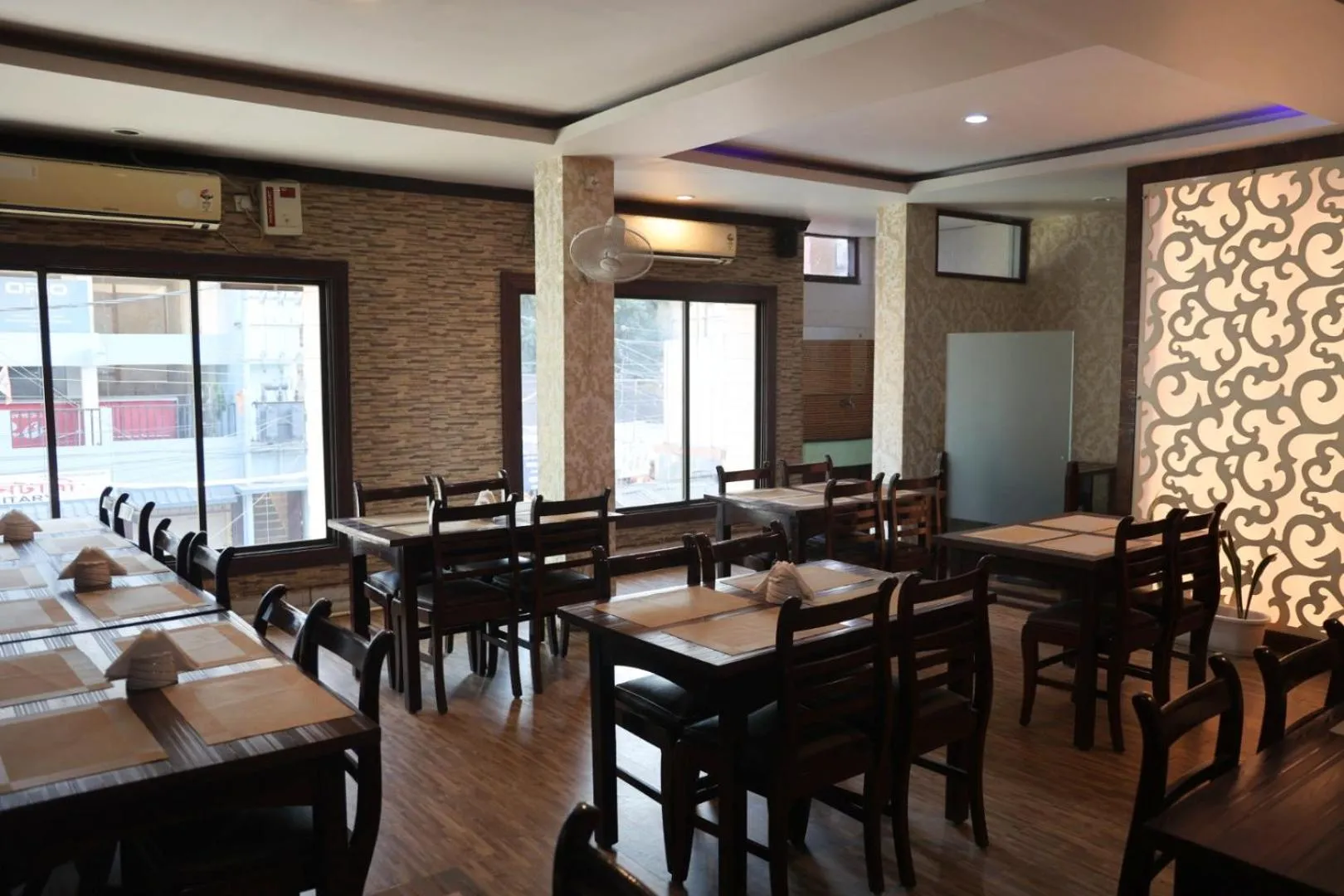 Restaurant/places to eat in Hotel Embassy