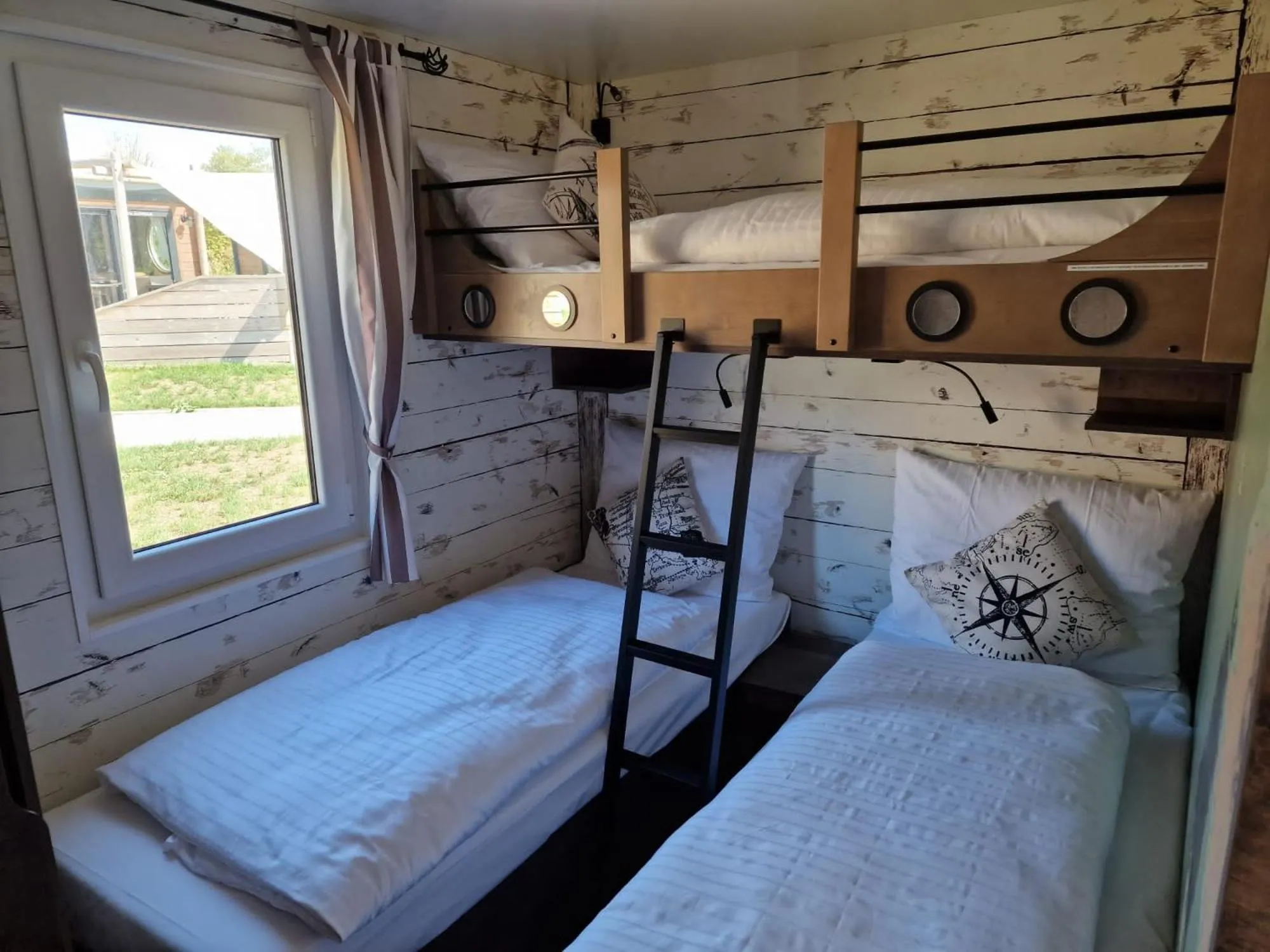 bunk bed, Bed in Seaside-Resort