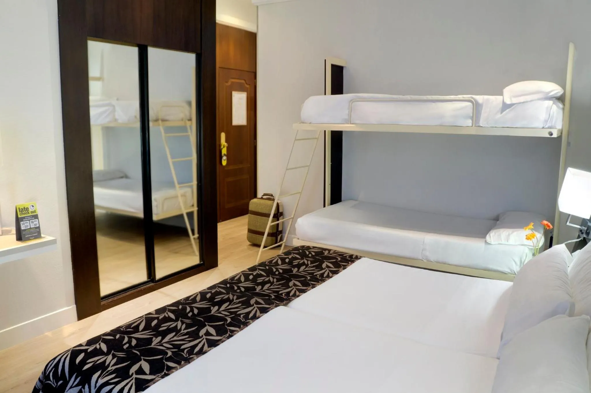 Photo of the whole room, Bed in Sercotel Las Torres