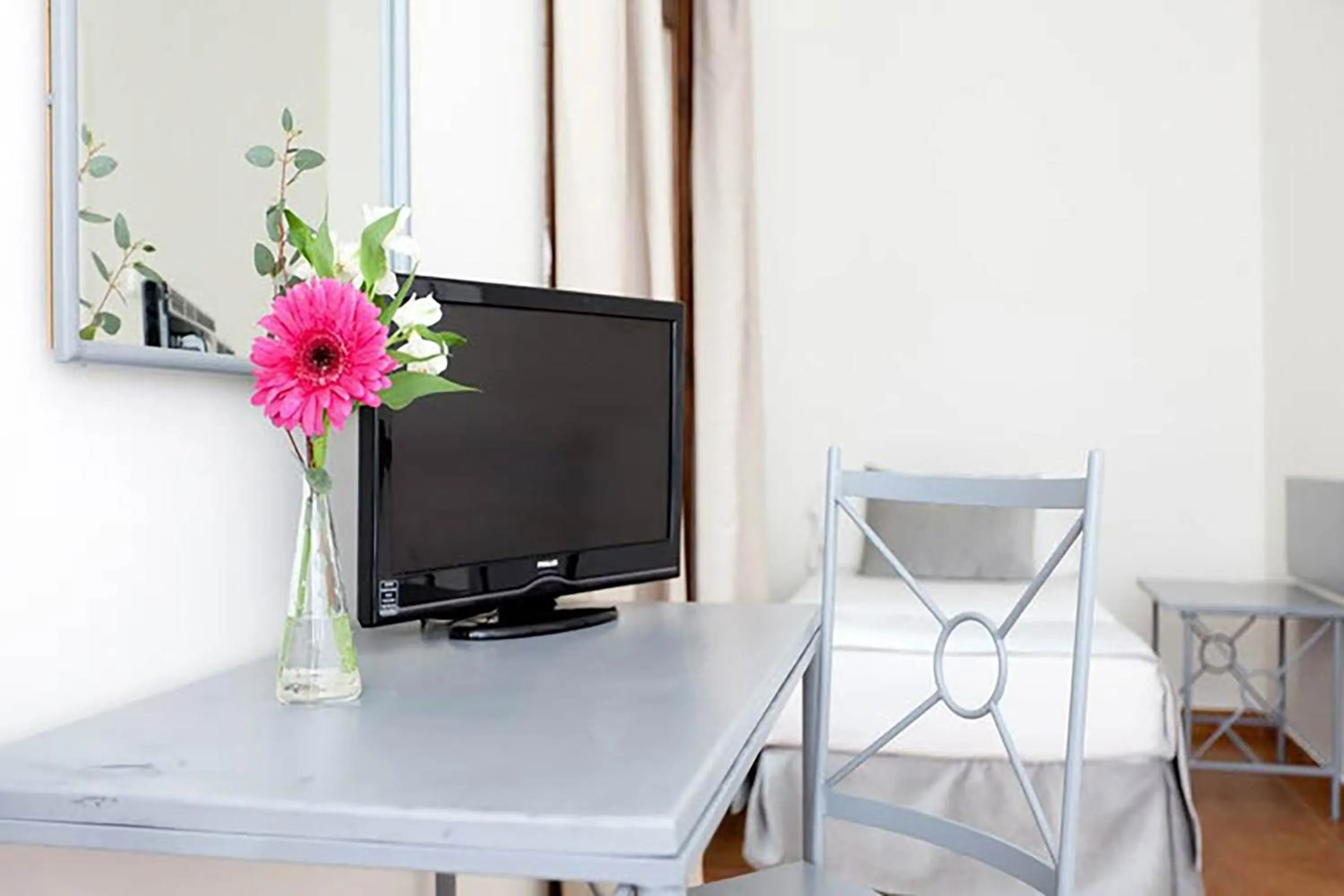 Photo of the whole room in Sercotel Toledo Imperial