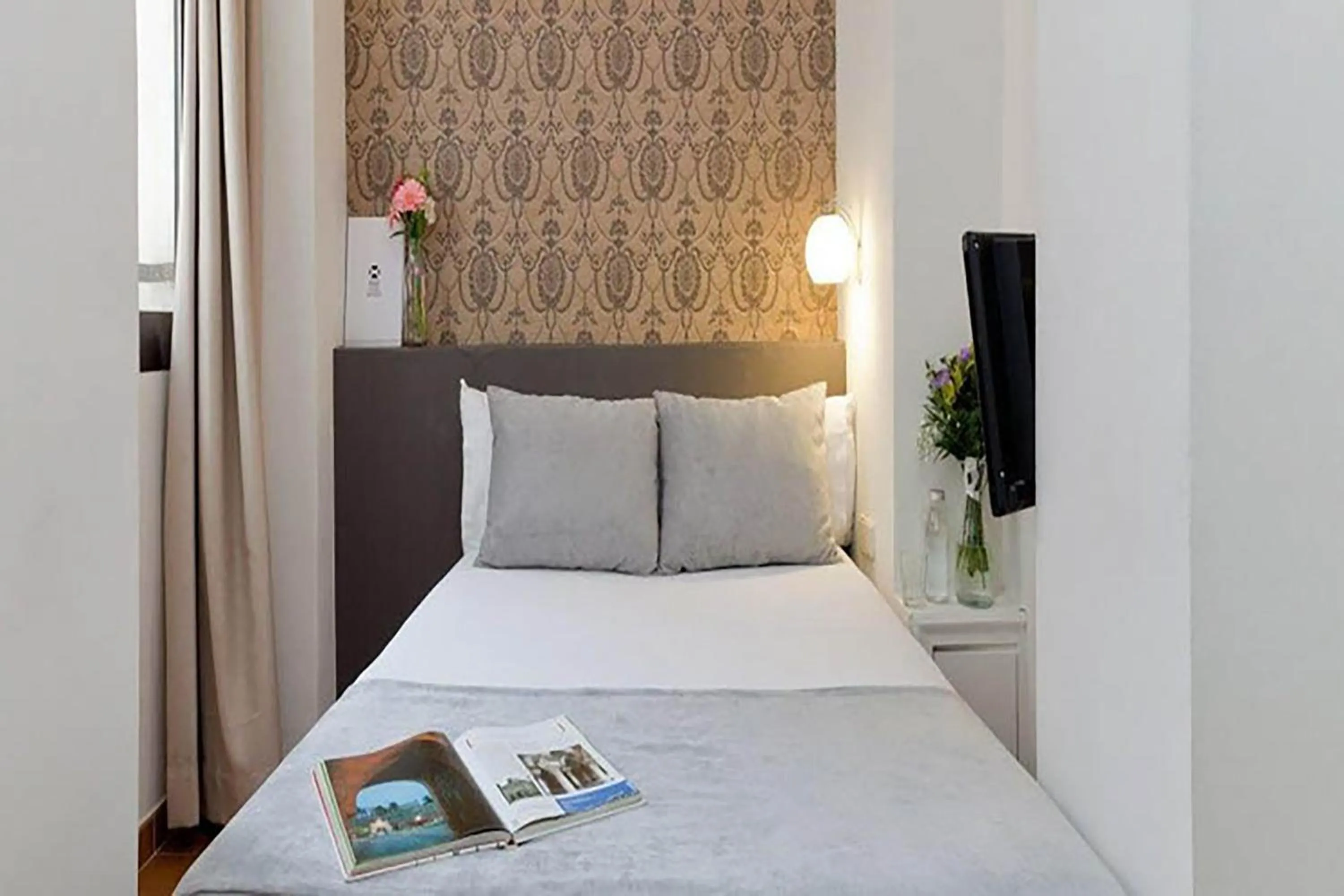 Photo of the whole room, Bed in Sercotel Toledo Imperial