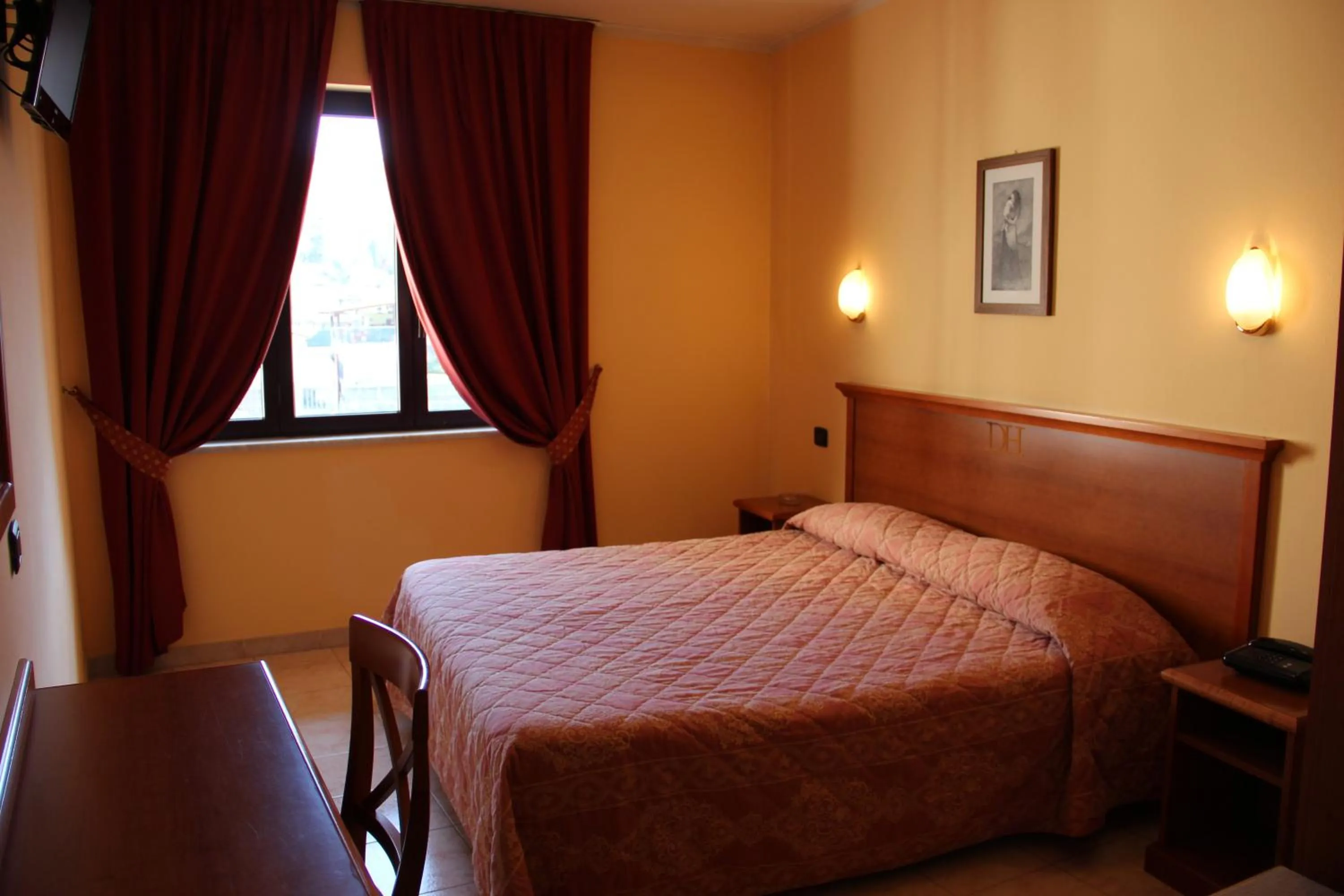 Bedroom, Bed in Demy Hotel