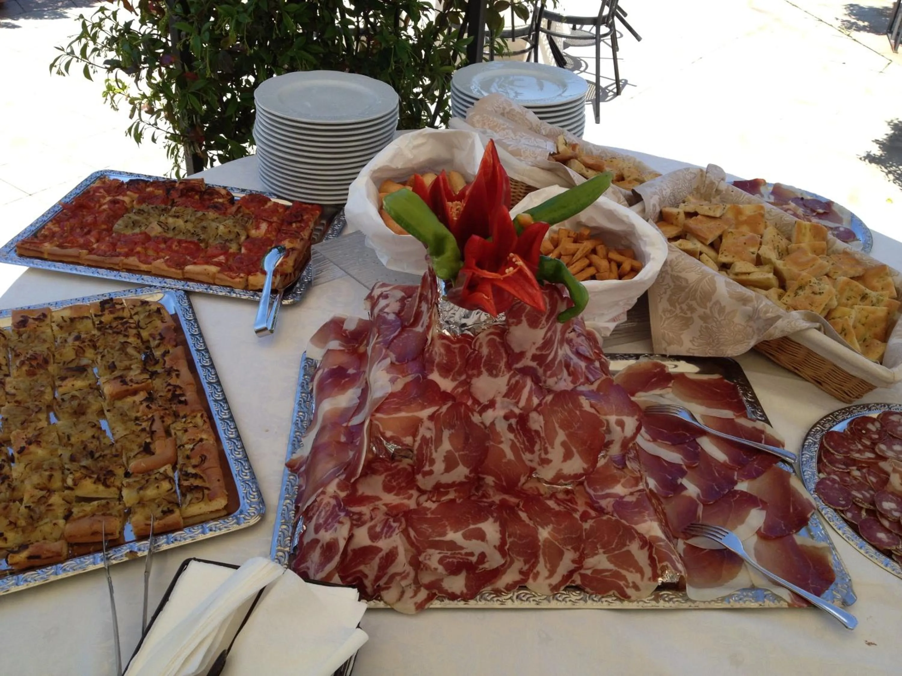 Restaurant/places to eat in Demy Hotel