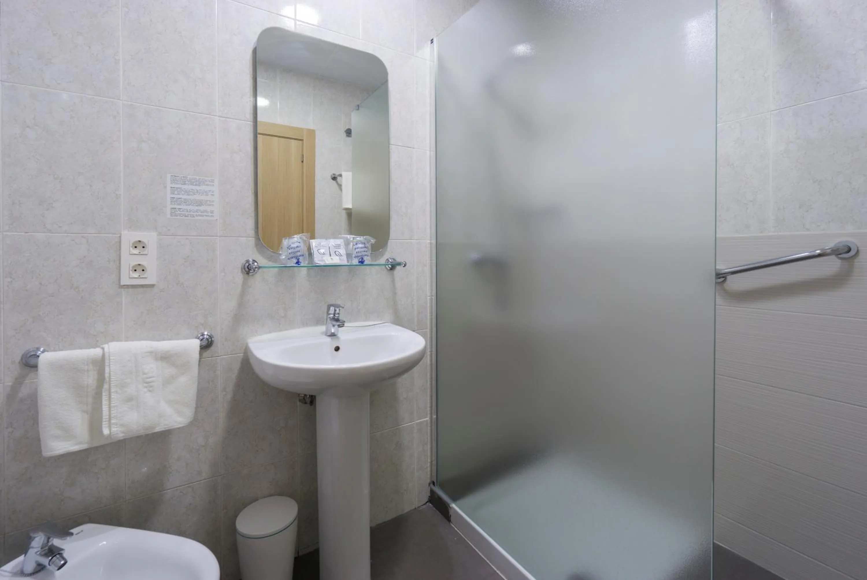 Shower in Hotel Sur Málaga