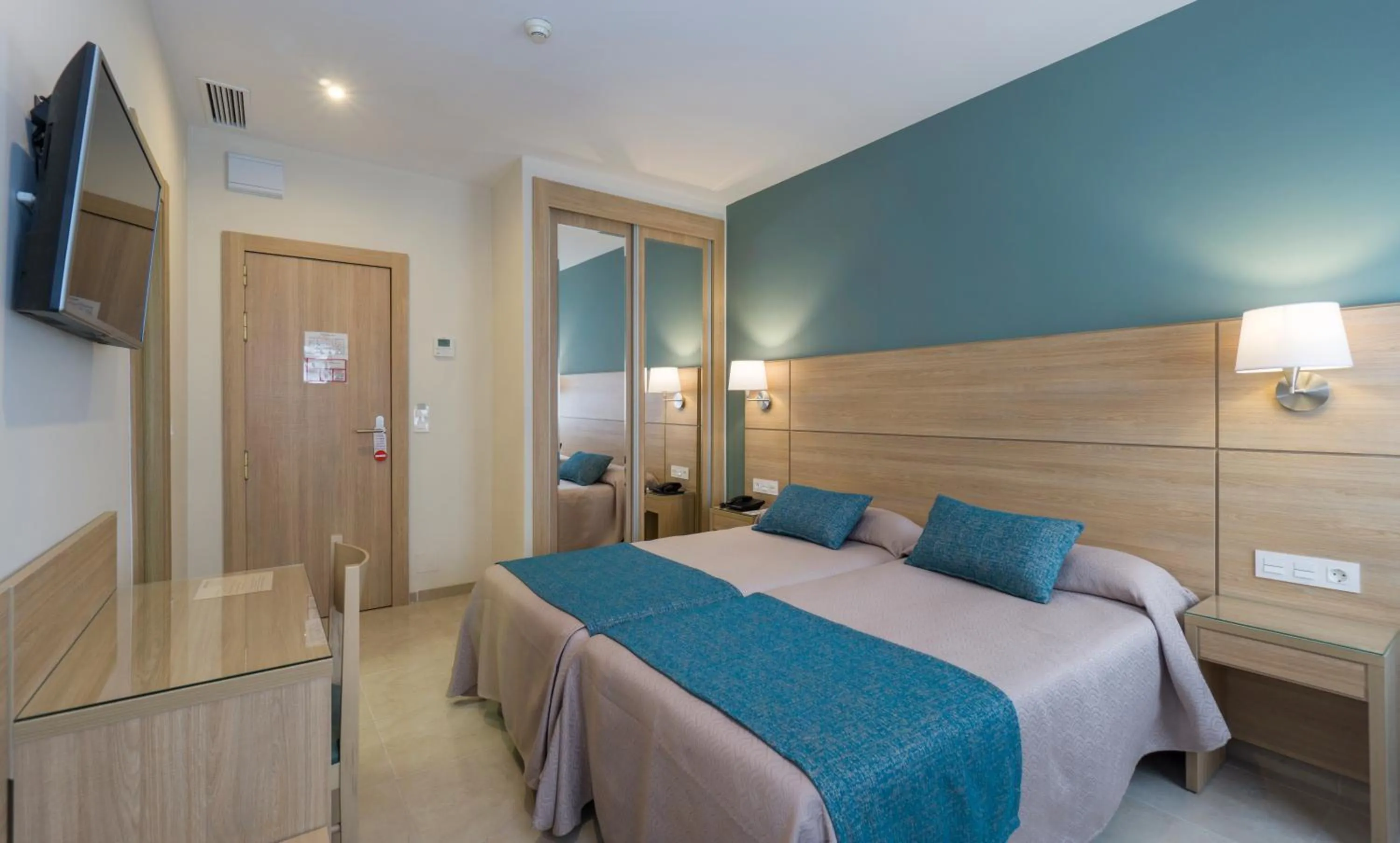 Photo of the whole room, Bed in Hotel Sur Málaga