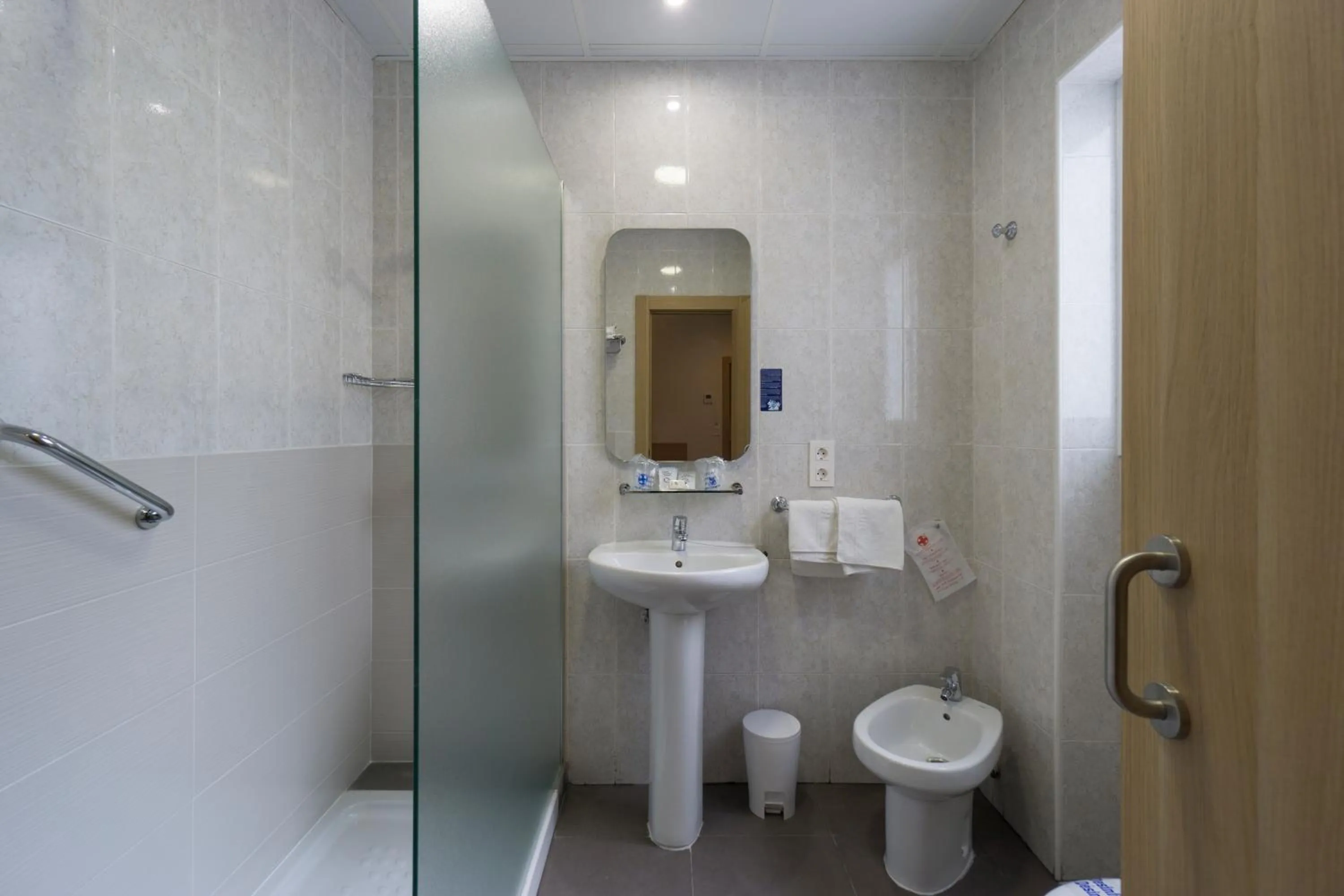 Shower in Hotel Sur Málaga