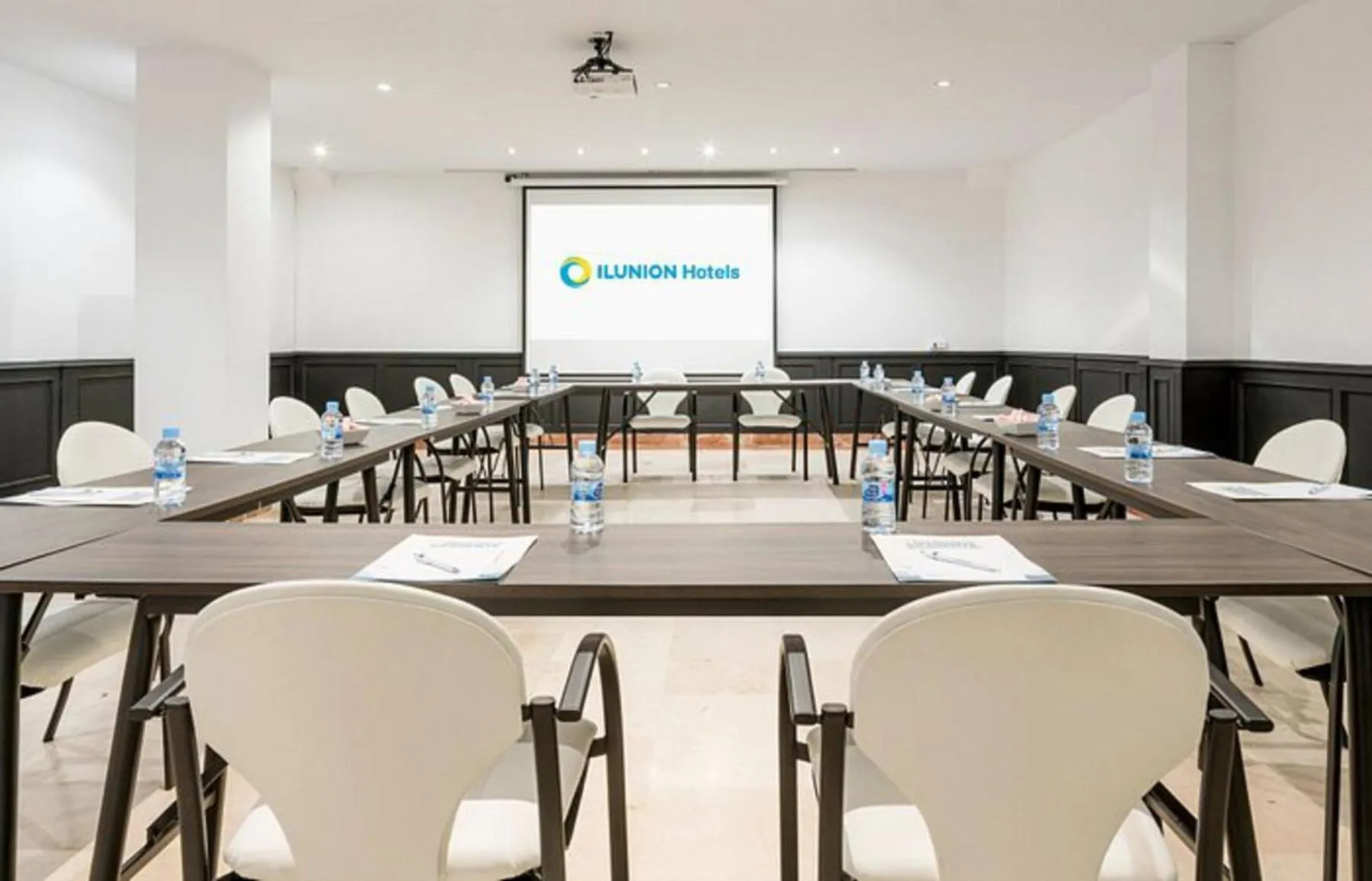 Property building in Ilunion Bel-Art