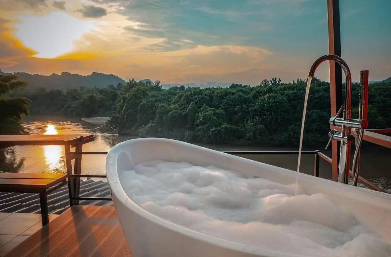 Hot Tub in Kwainoy Riverpark