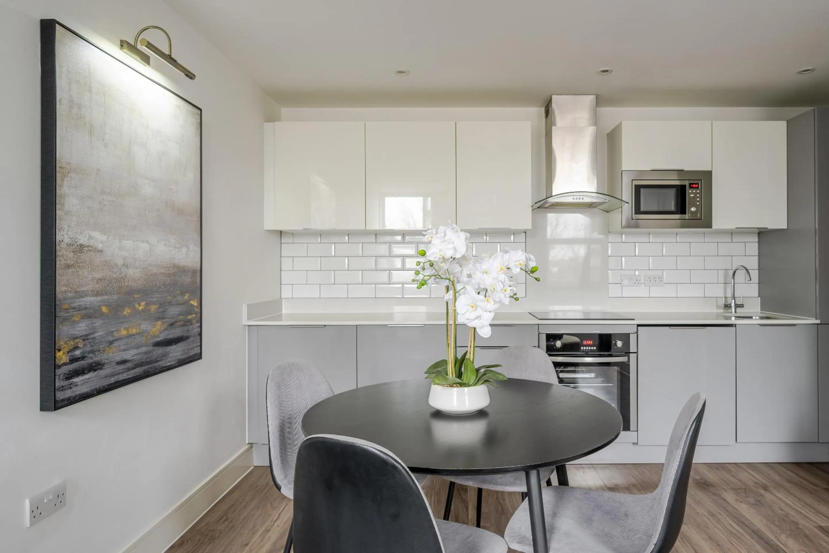 Kitchen or kitchenette in Luxurious 2 Bed Apartment with Free Parking, Sky Sports & Netflix, Chelmsford City