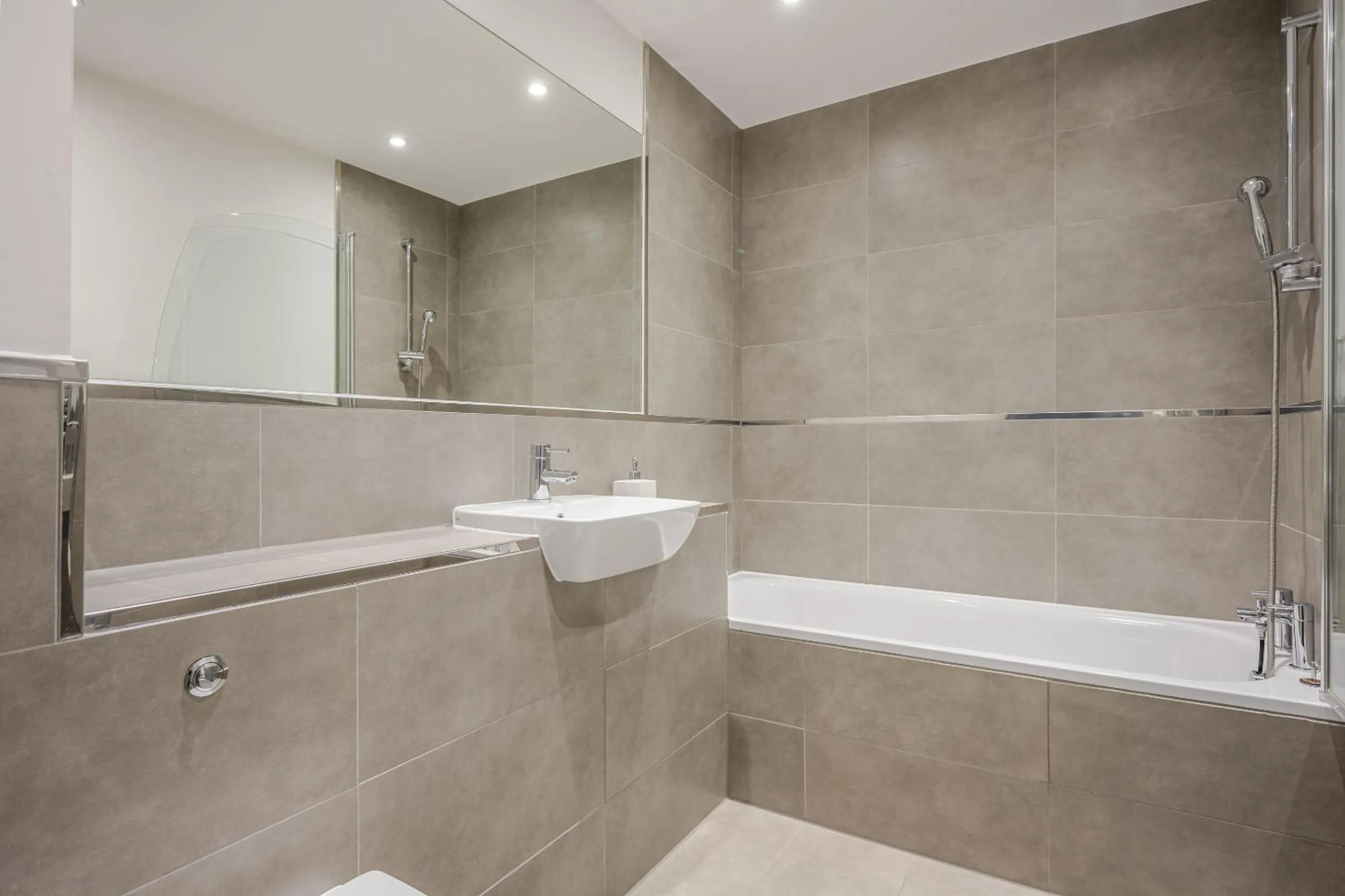 Bathroom in Luxurious 2 Bed Apartment with Free Parking, Sky Sports & Netflix, Chelmsford City