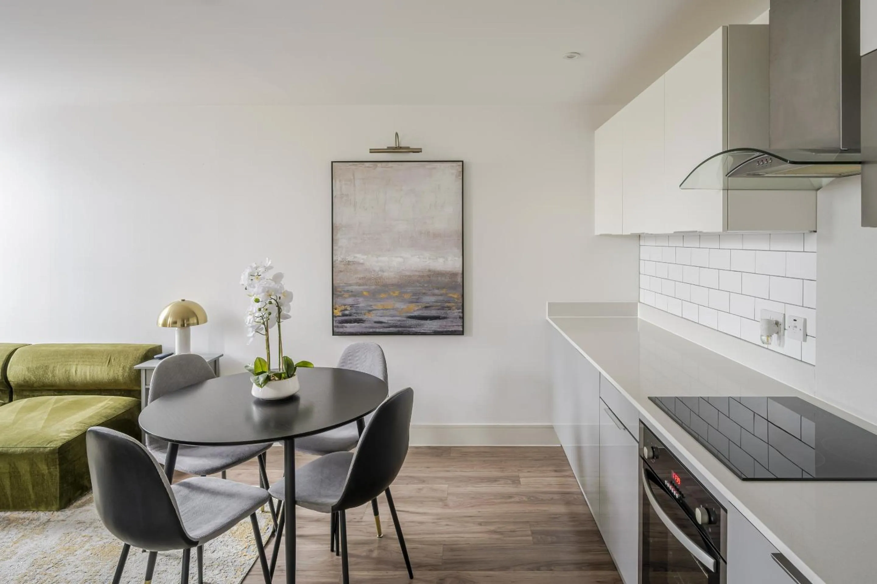 Kitchen or kitchenette in Luxurious 2 Bed Apartment with Free Parking, Sky Sports & Netflix, Chelmsford City