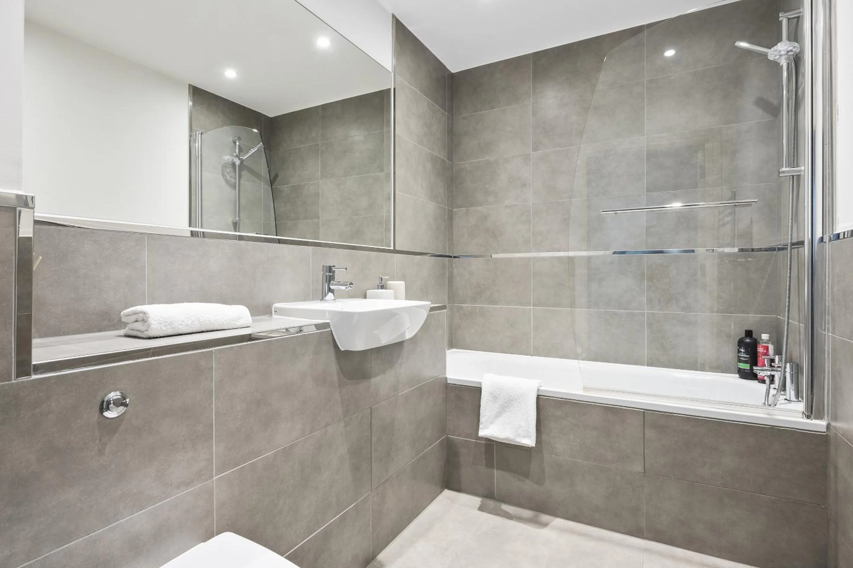 Bathroom in Luxurious 2 Bed Apartment with Free Parking, Sky Sports & Netflix, Chelmsford City