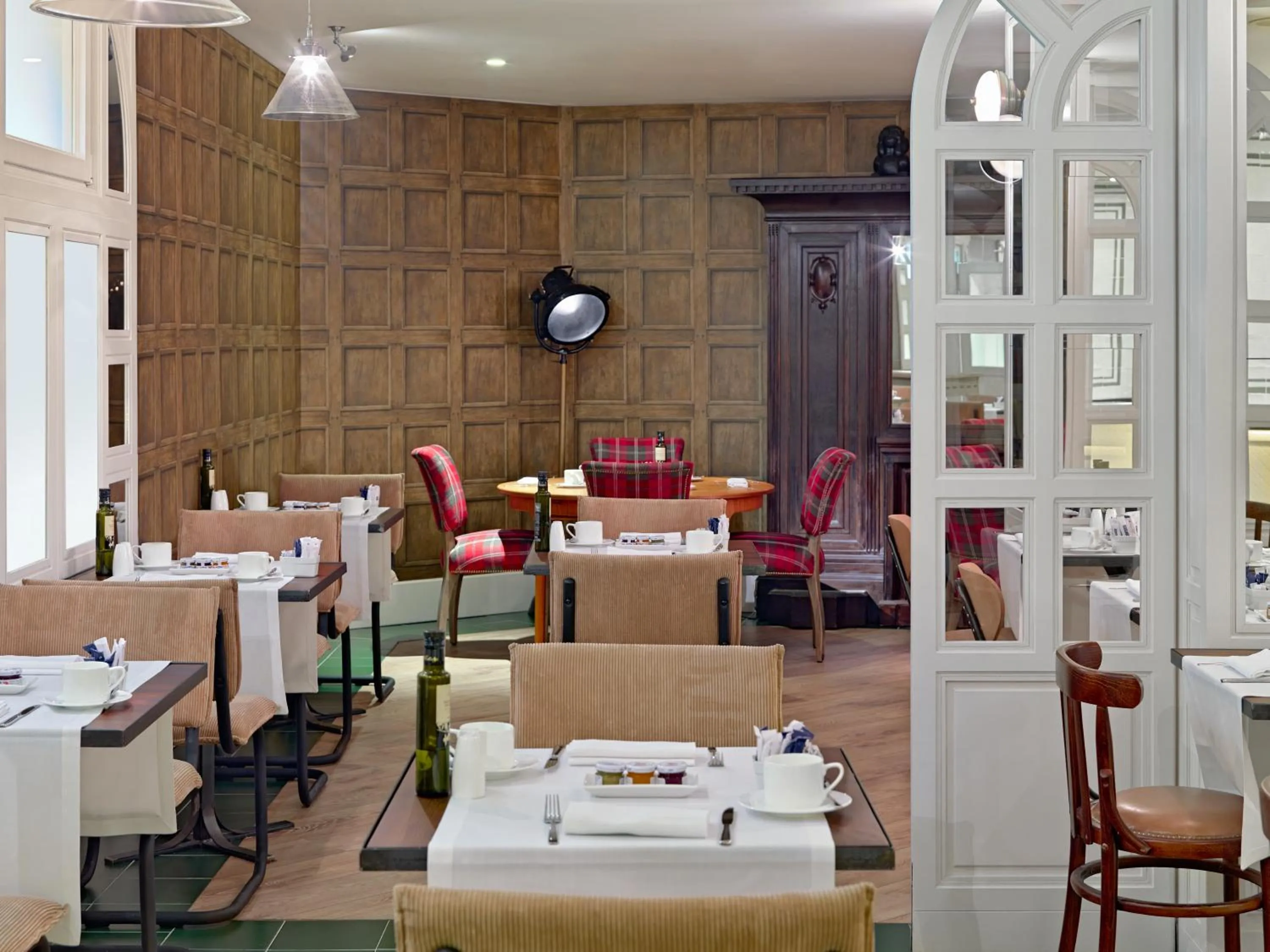 Restaurant/places to eat in Boutique Hotel H10 Montcada