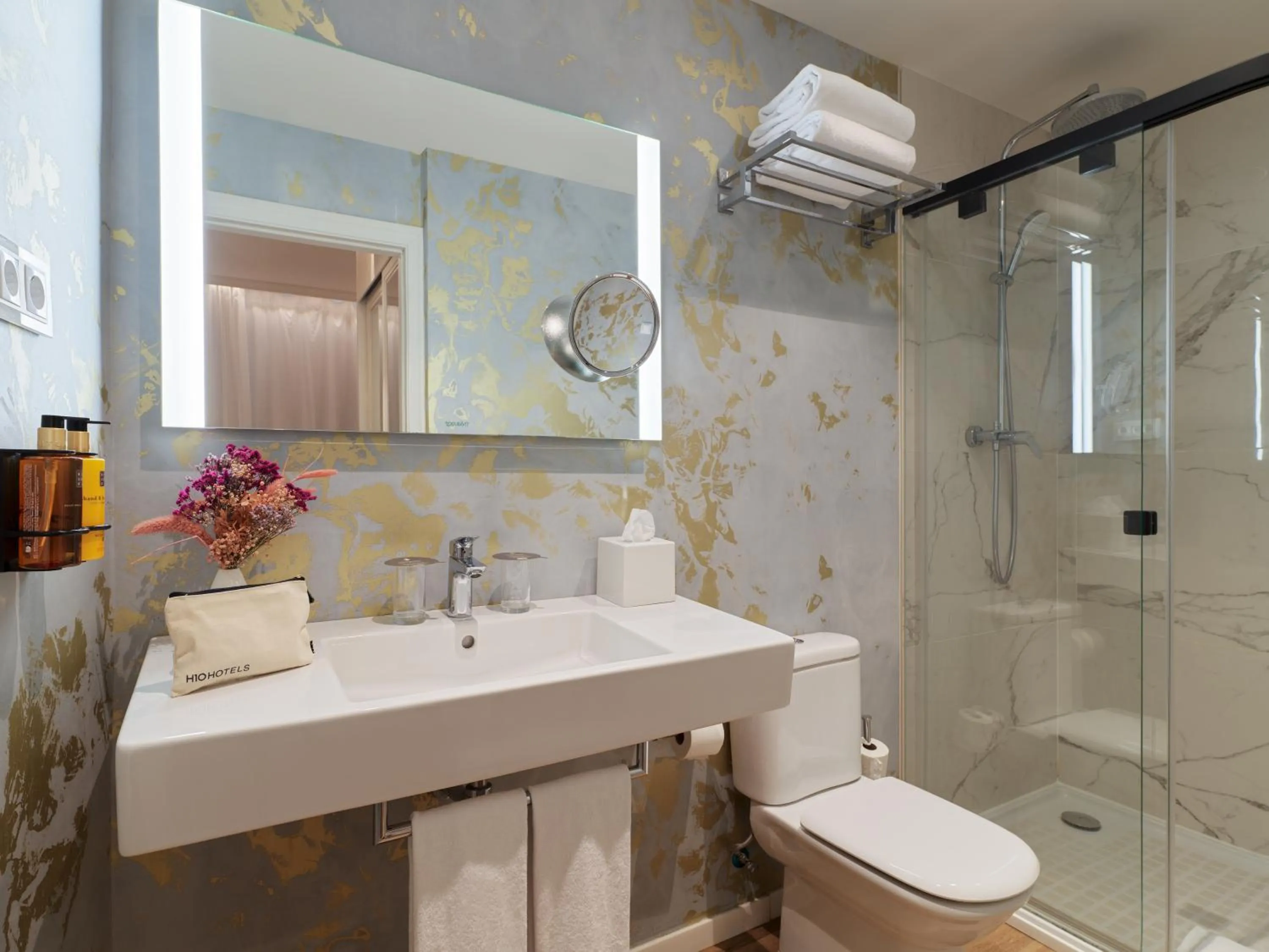 Bathroom in Boutique Hotel H10 Montcada