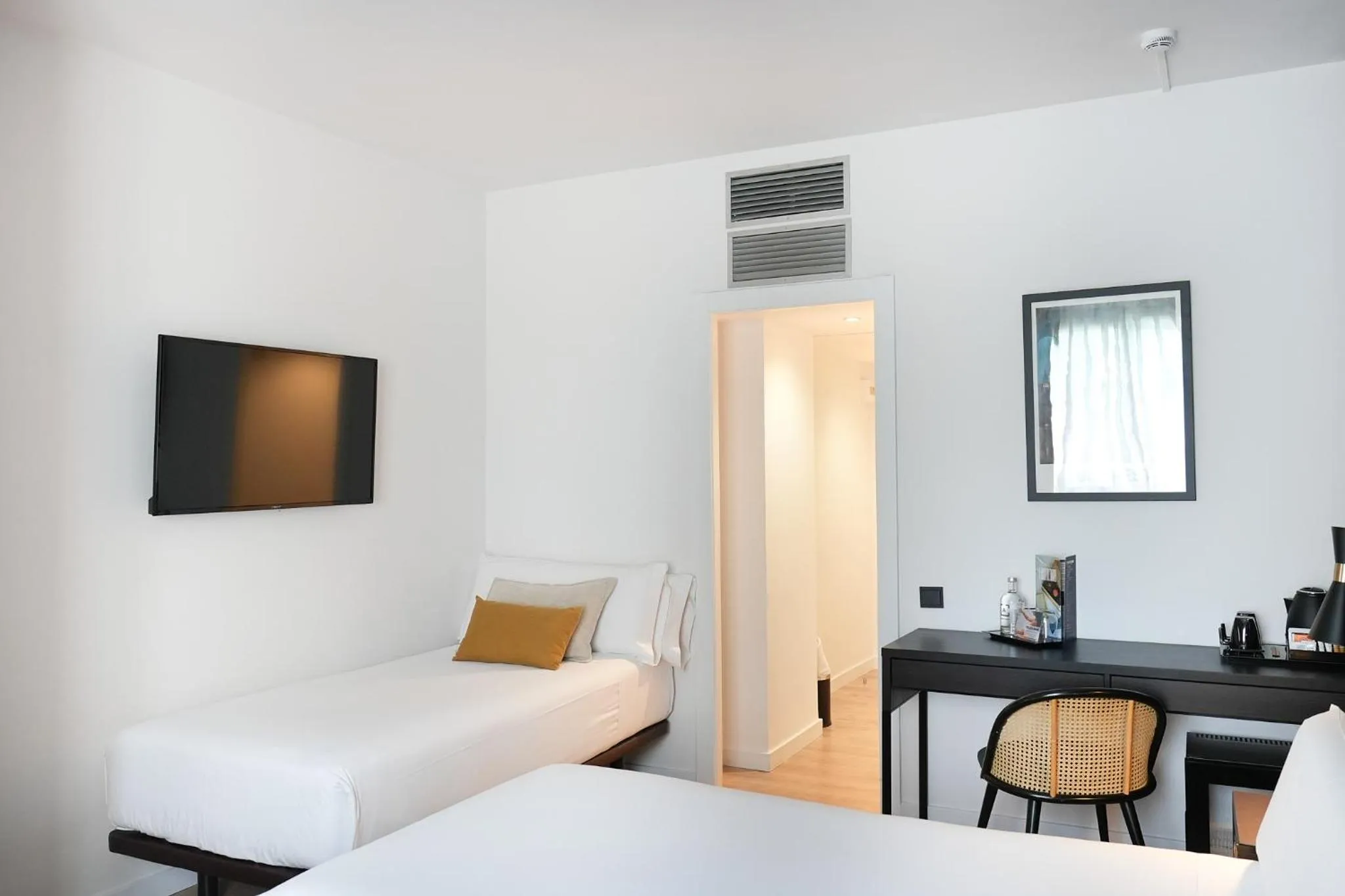 Photo of the whole room, Bed in Arenas Atiram Hotel