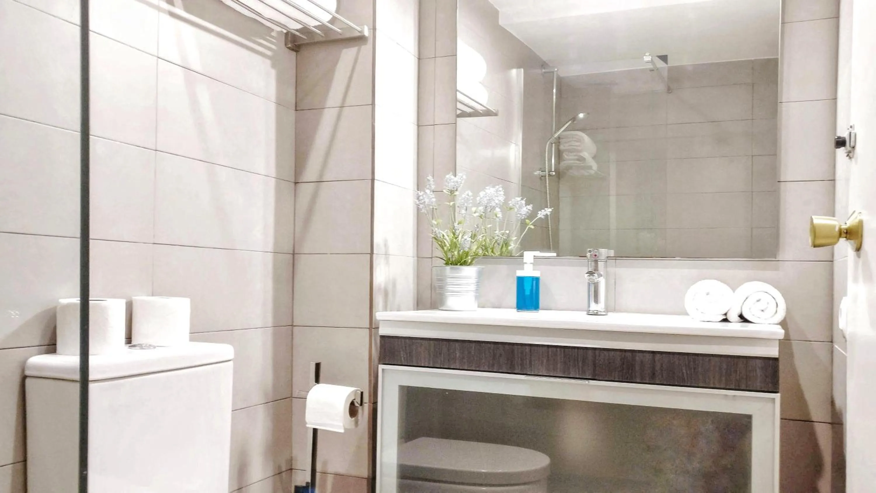 Shower in BizFlats Garden House