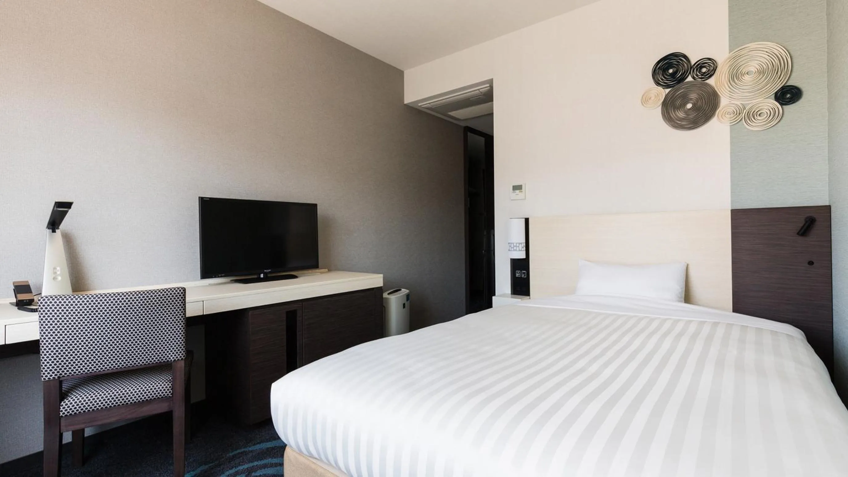 Bed in JR-East Hotel Mets Mizonokuchi