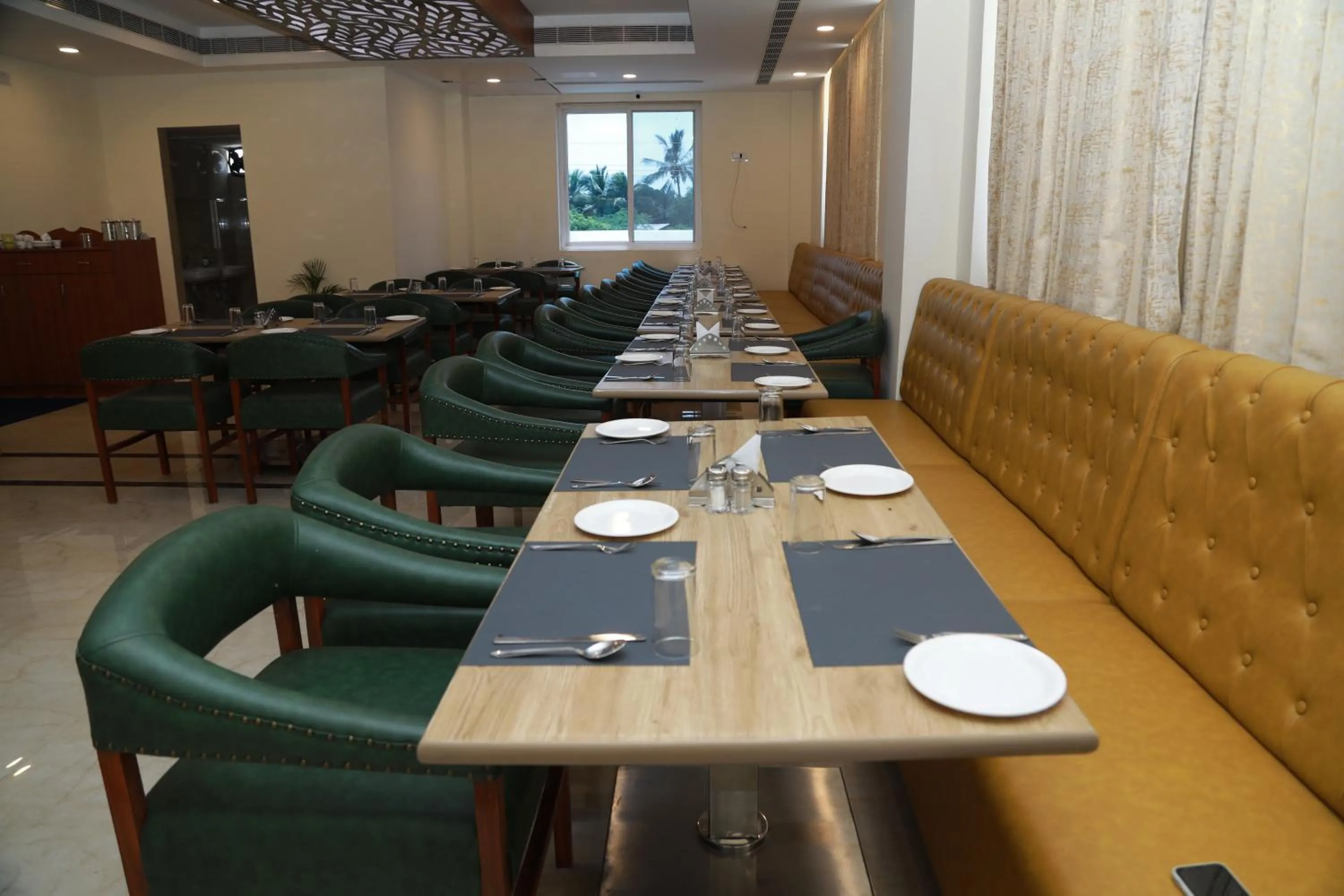 Restaurant/places to eat in Hotel Royal Chola