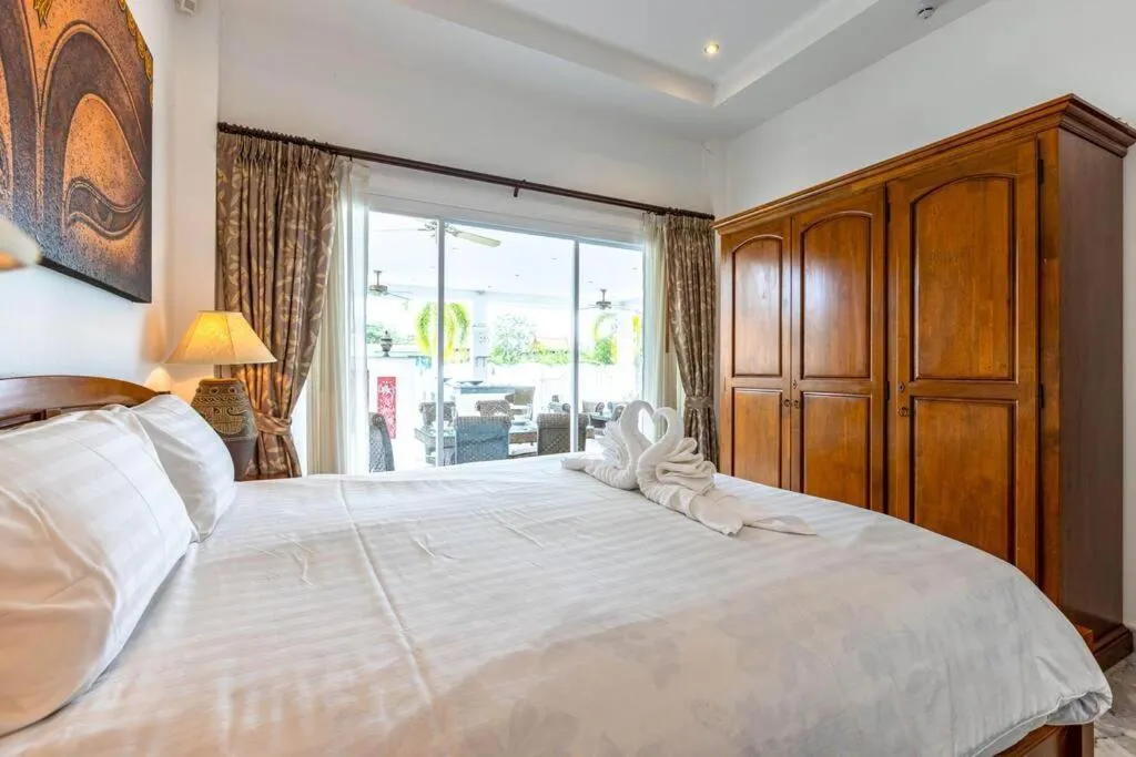 Bed in Private 3 Bedroom Pool Villa PP10