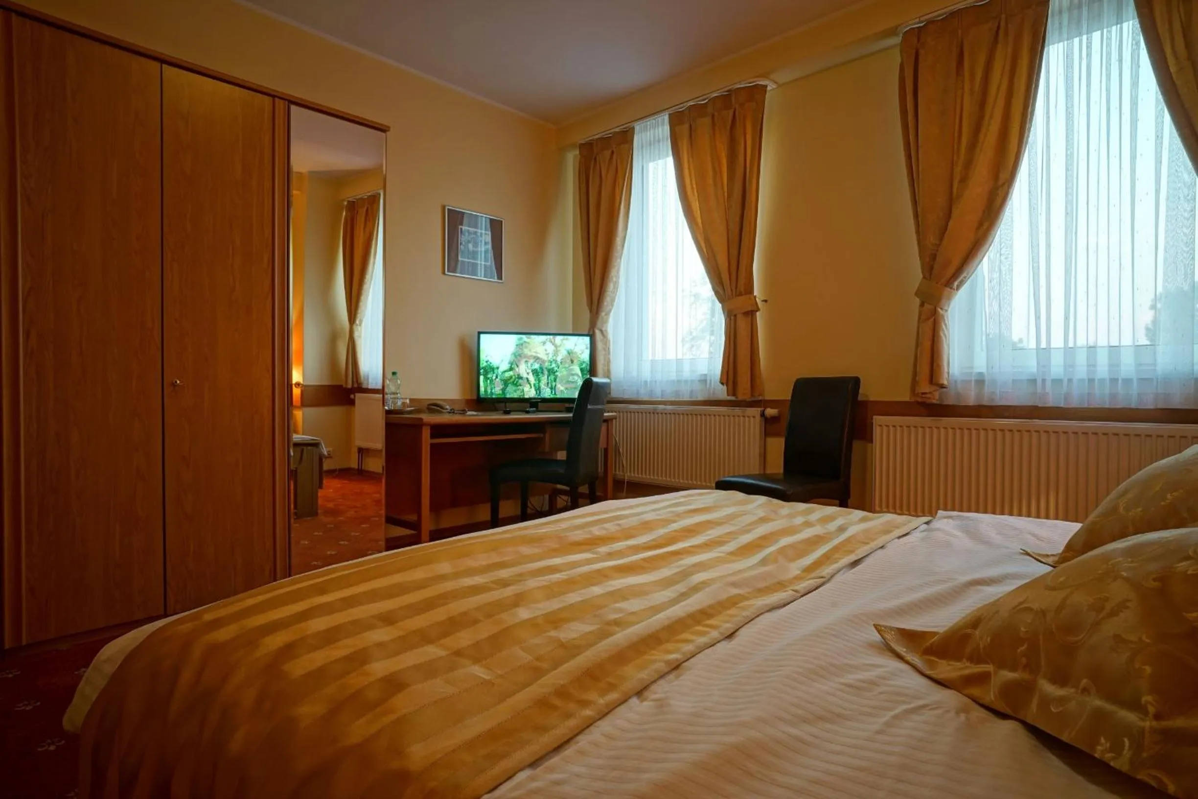 Communal lounge/ TV room, Bed in Noclegi w Lublińcu Lubex