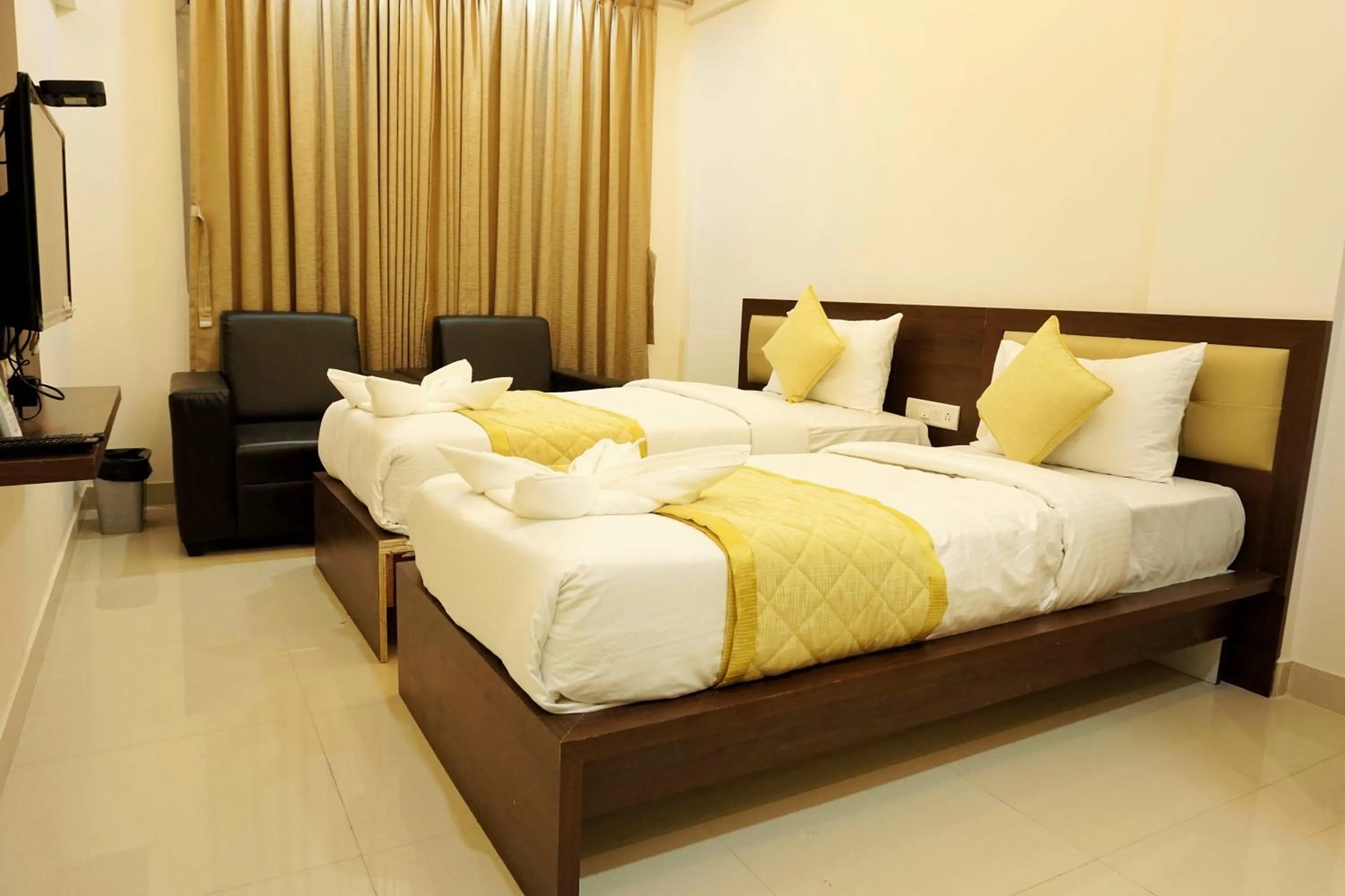 Bedroom, Bed in Gateway Inn