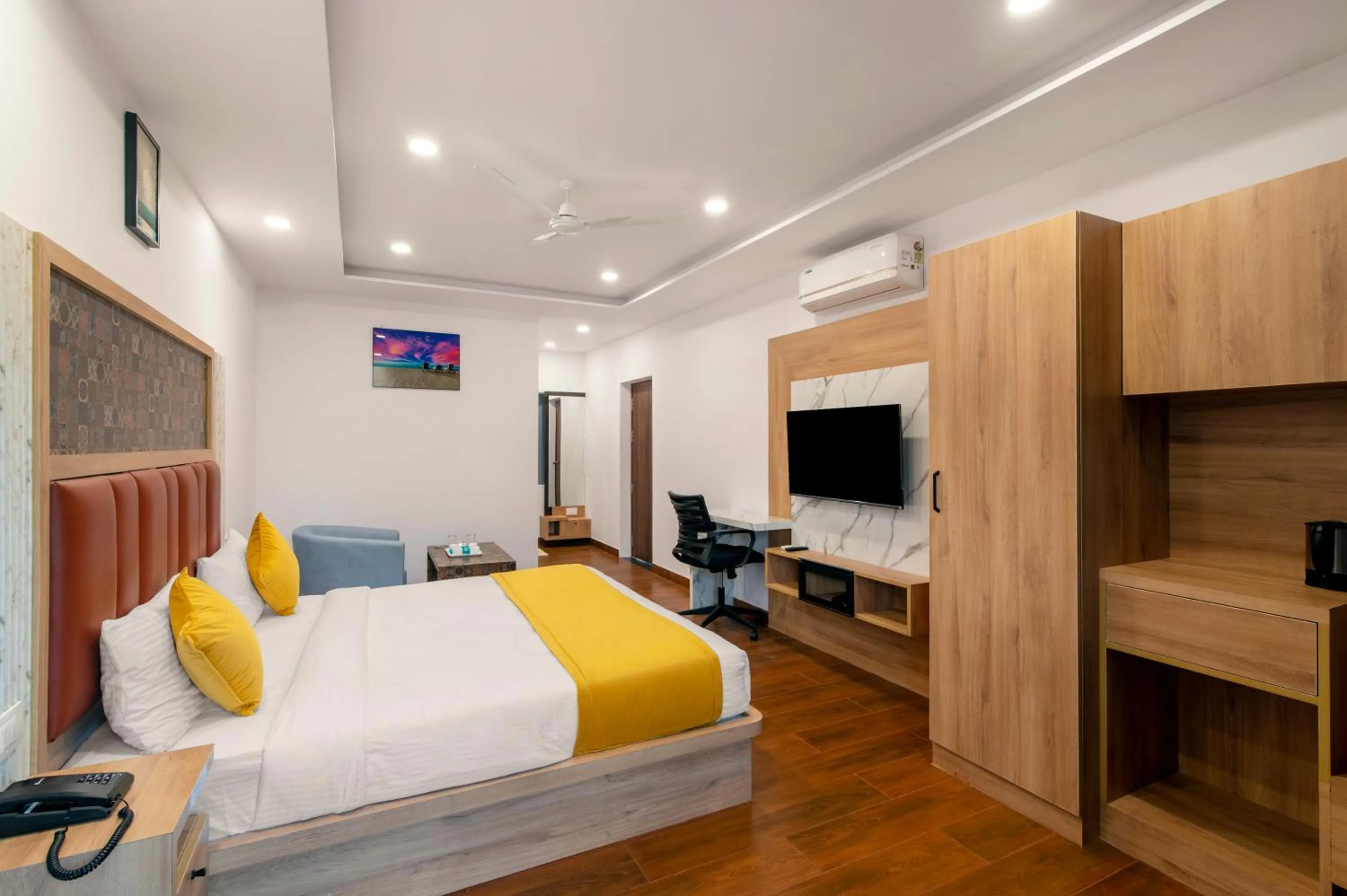 Photo of the whole room, Bed in Gateway Inn