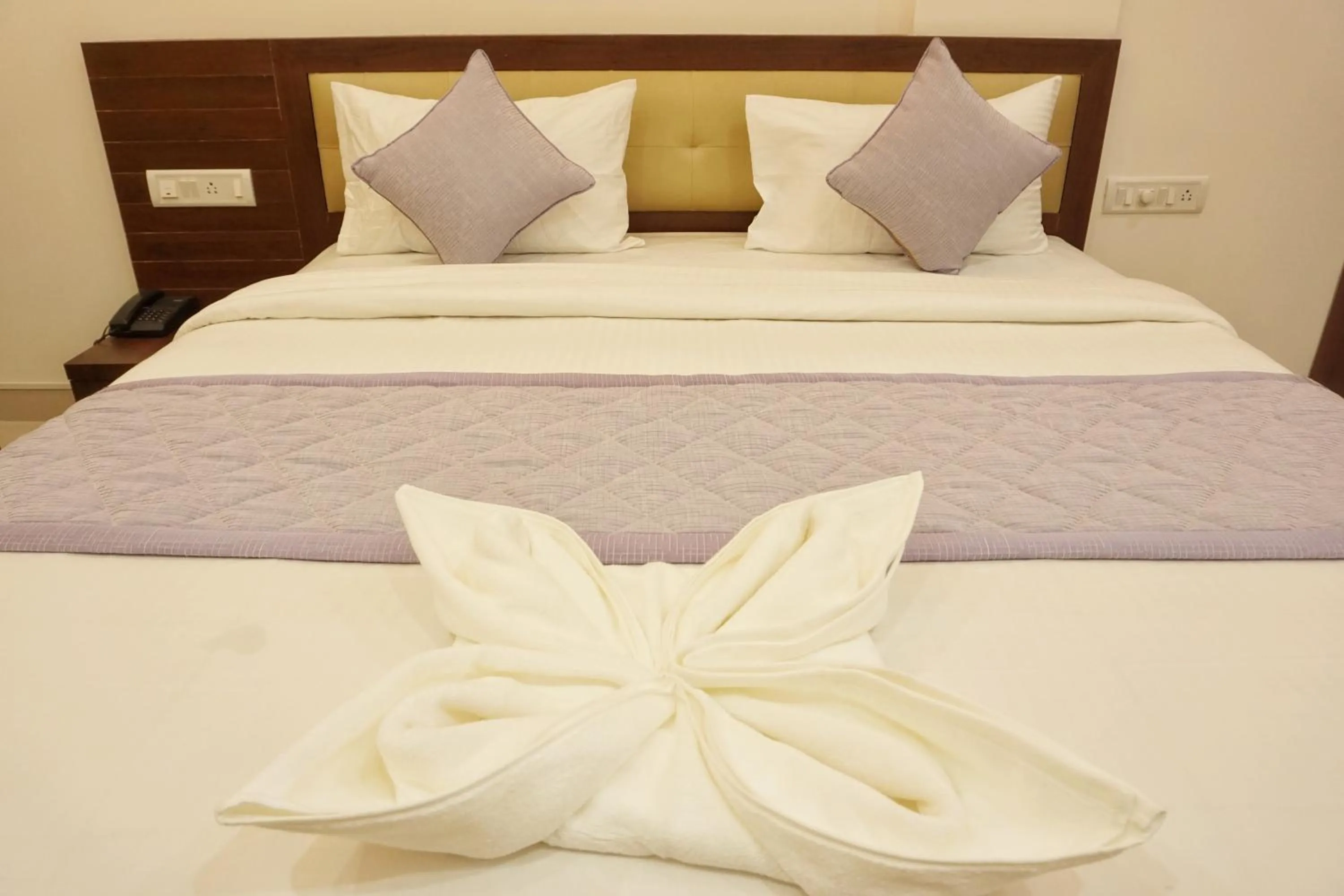 Bedroom, Bed in Gateway Inn