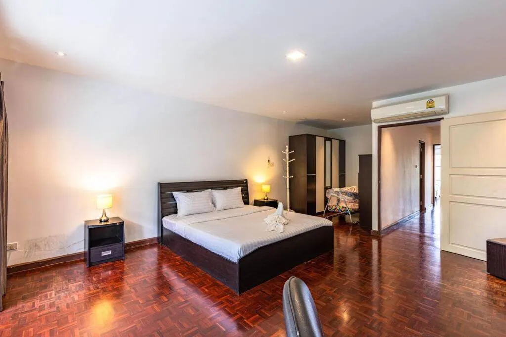 Bed in 4 Bedroom Townhouse in Great Location! (BSS)