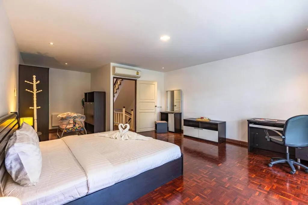 Bed in 4 Bedroom Townhouse in Great Location! (BSS)