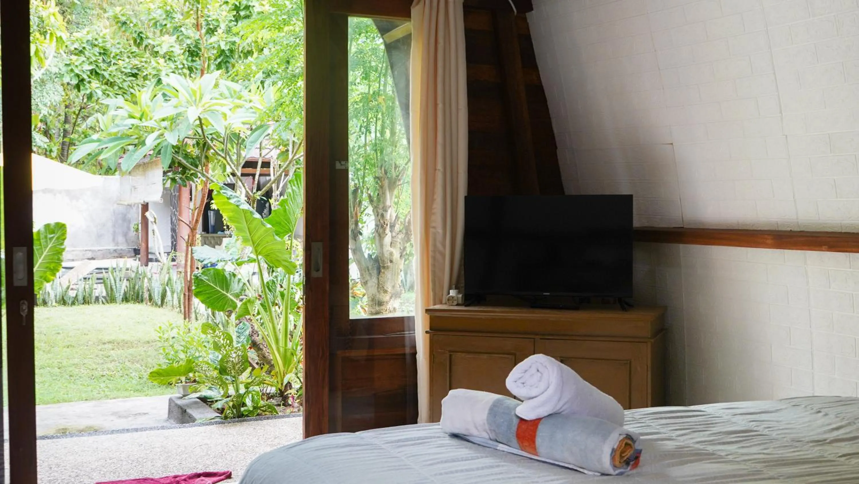 TV and multimedia, Bed in Lullabi Lumbung Villa
