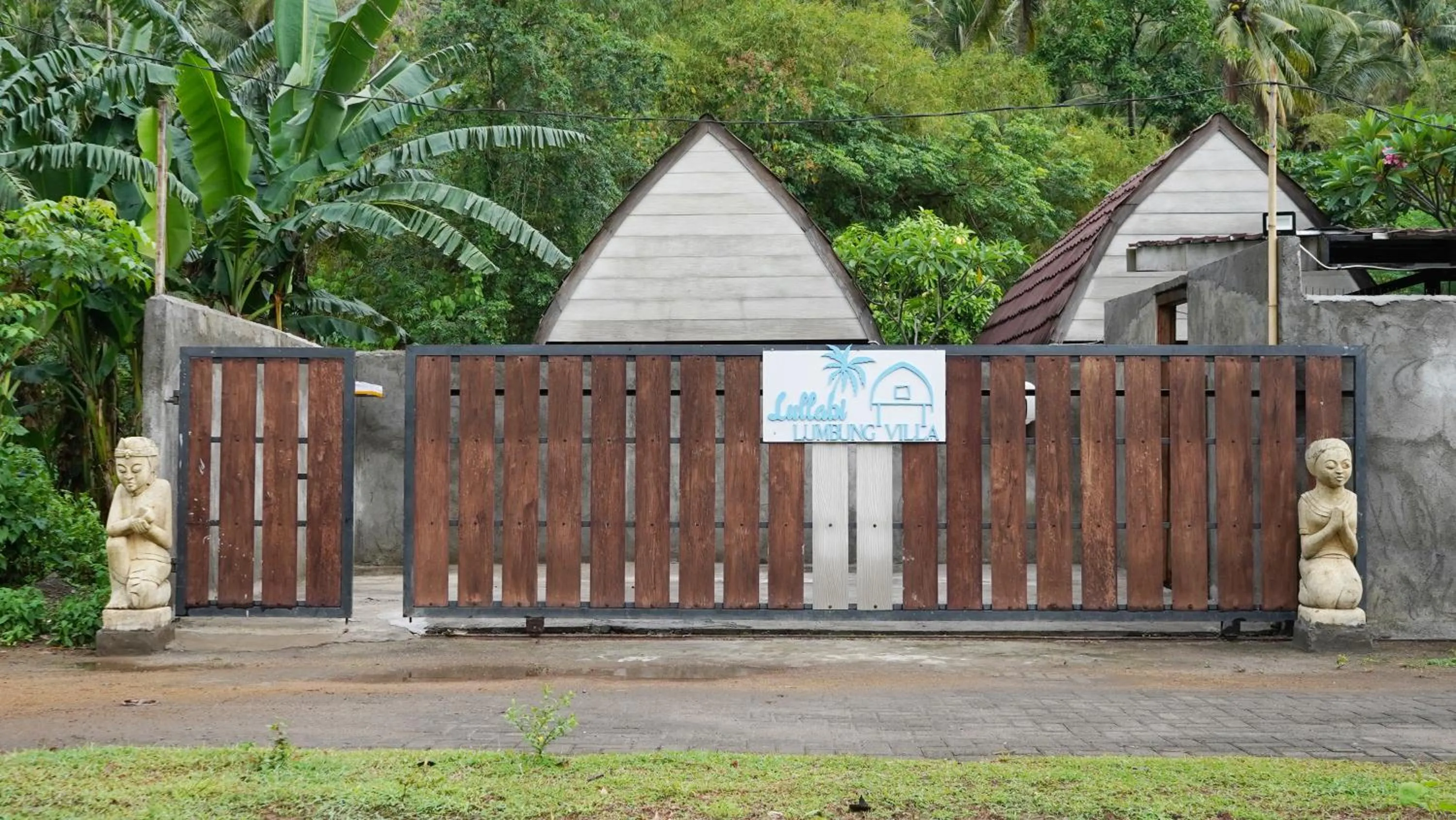 Facade/entrance in Lullabi Lumbung Villa