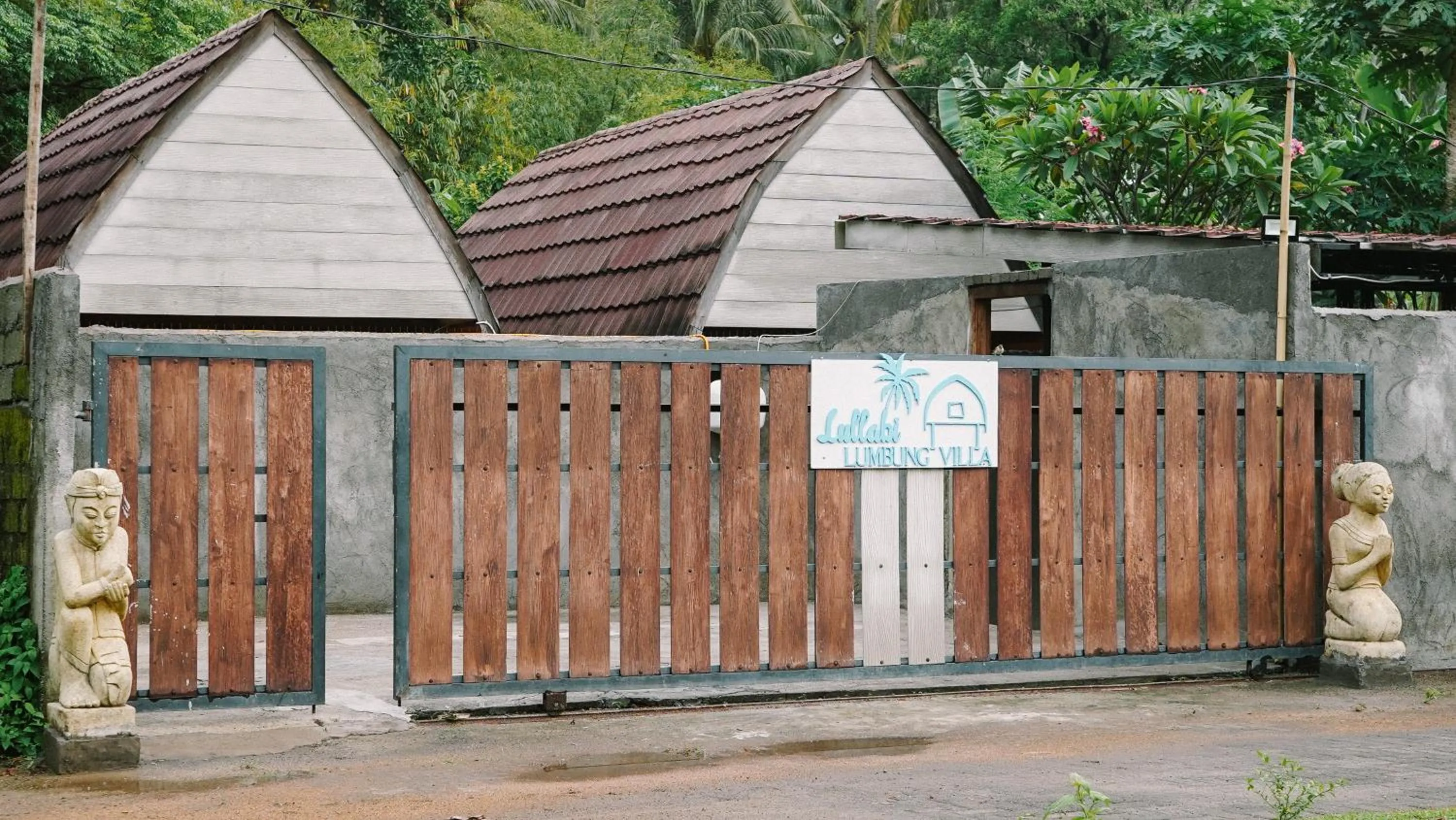 Facade/entrance in Lullabi Lumbung Villa