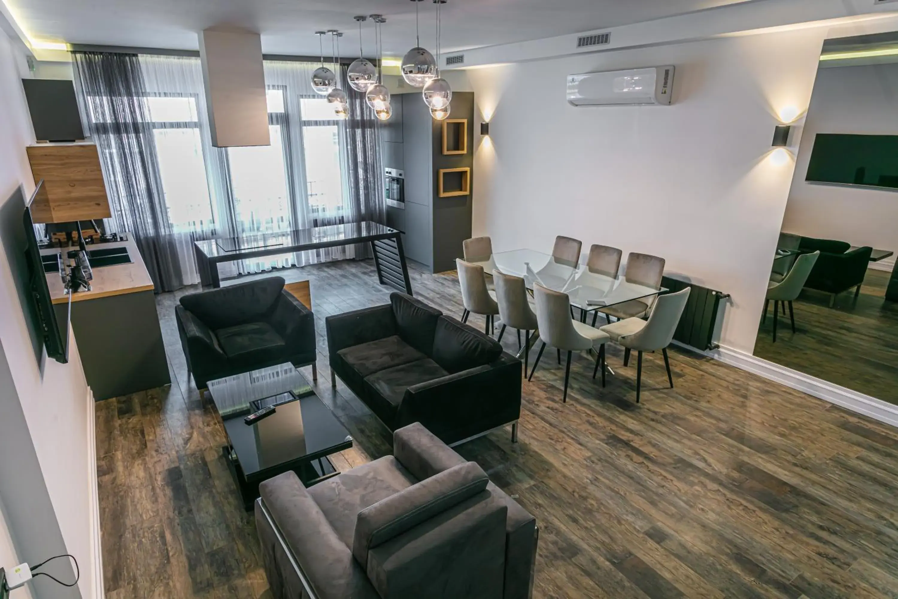 Luxe Apartment in Center Luxe Apartment in Center