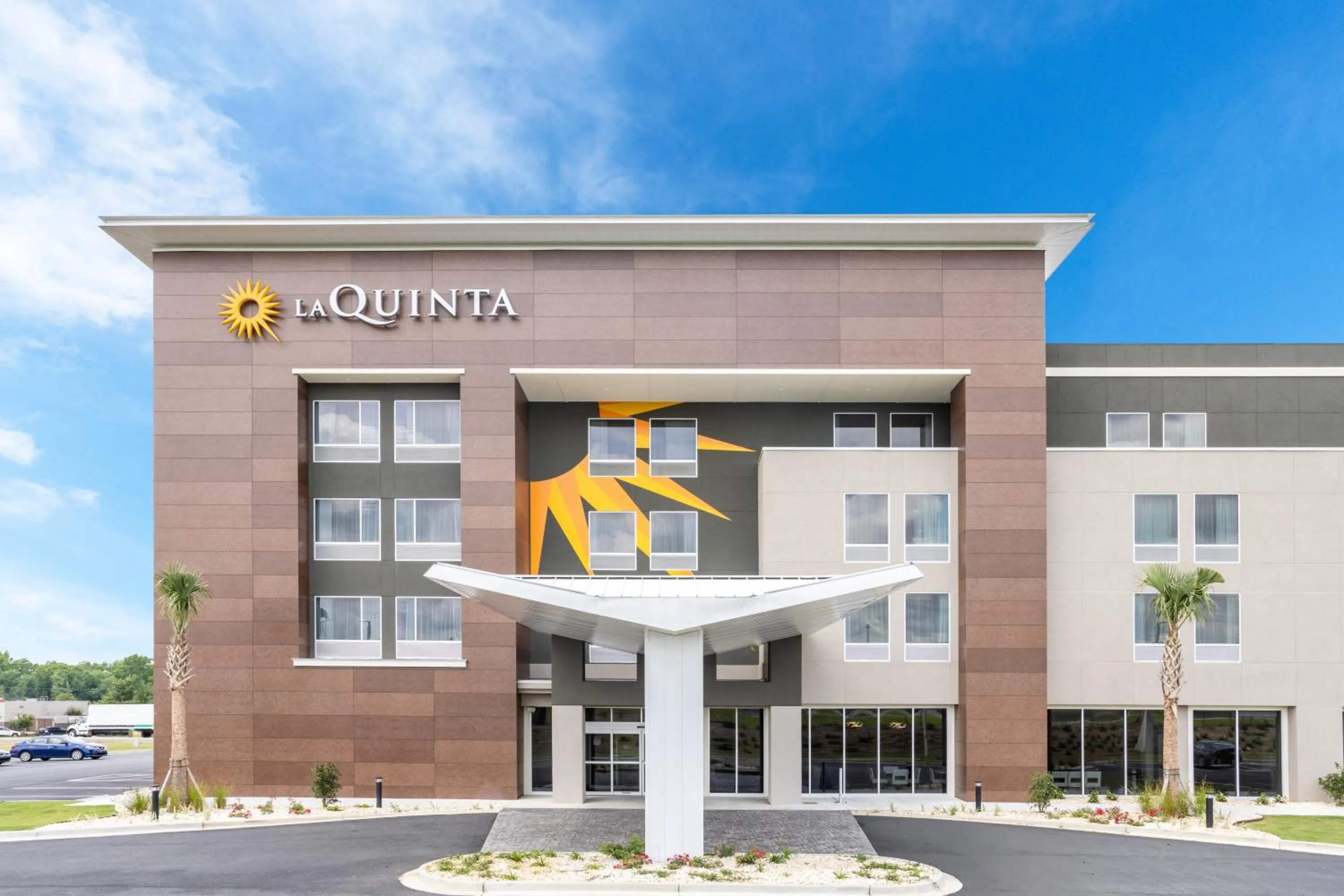 Property building in La Quinta Inn & Suites by Wyndham Valdosta