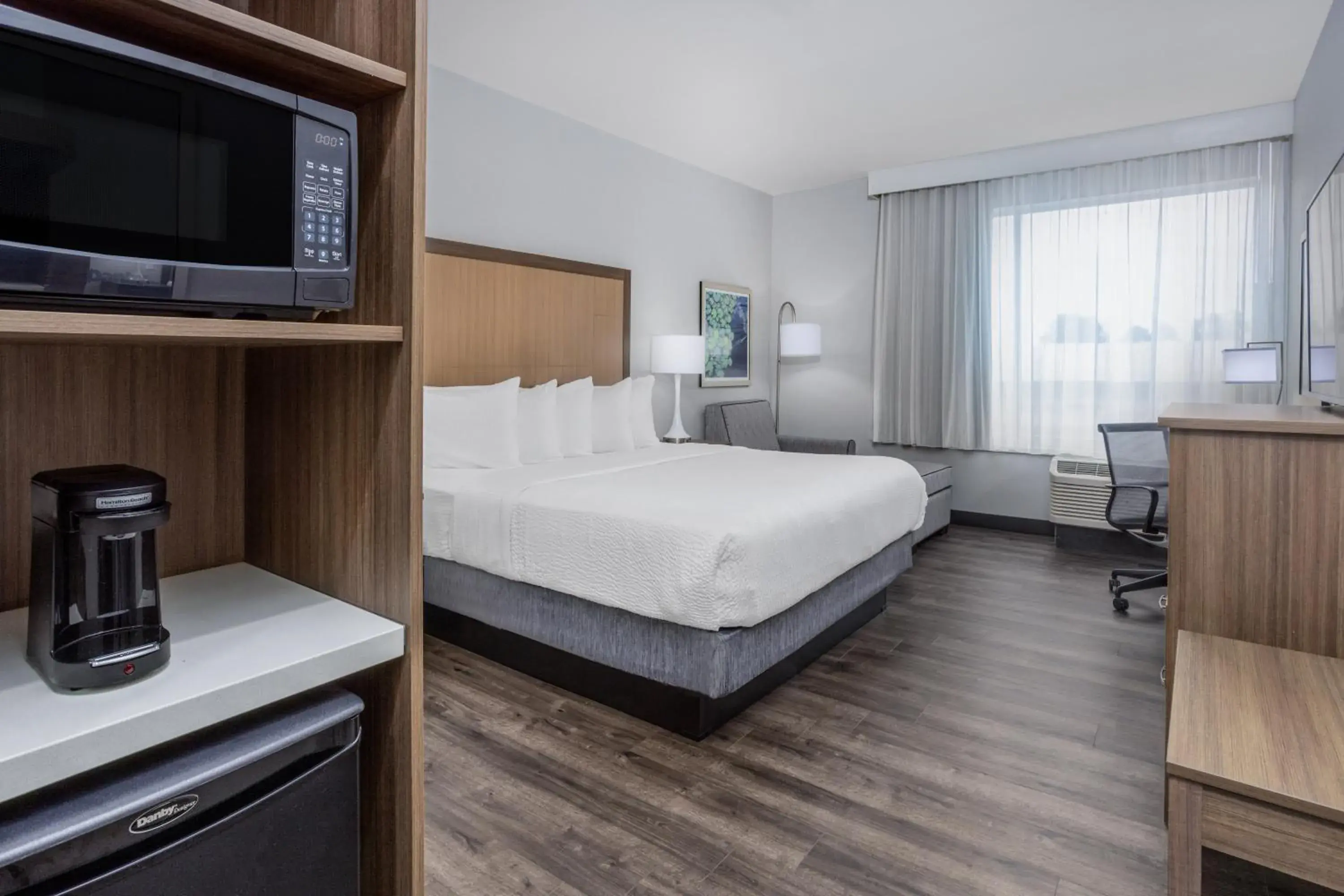 King Room with Mobility/Hearing Access and Roll-In Shower - Non-Smoking in La Quinta Inn & Suites by Wyndham Valdosta King Room with Mobility/Hearing Access and Roll-In Shower - Non-Smoking in La Quinta Inn & Suites by Wyndham Valdosta