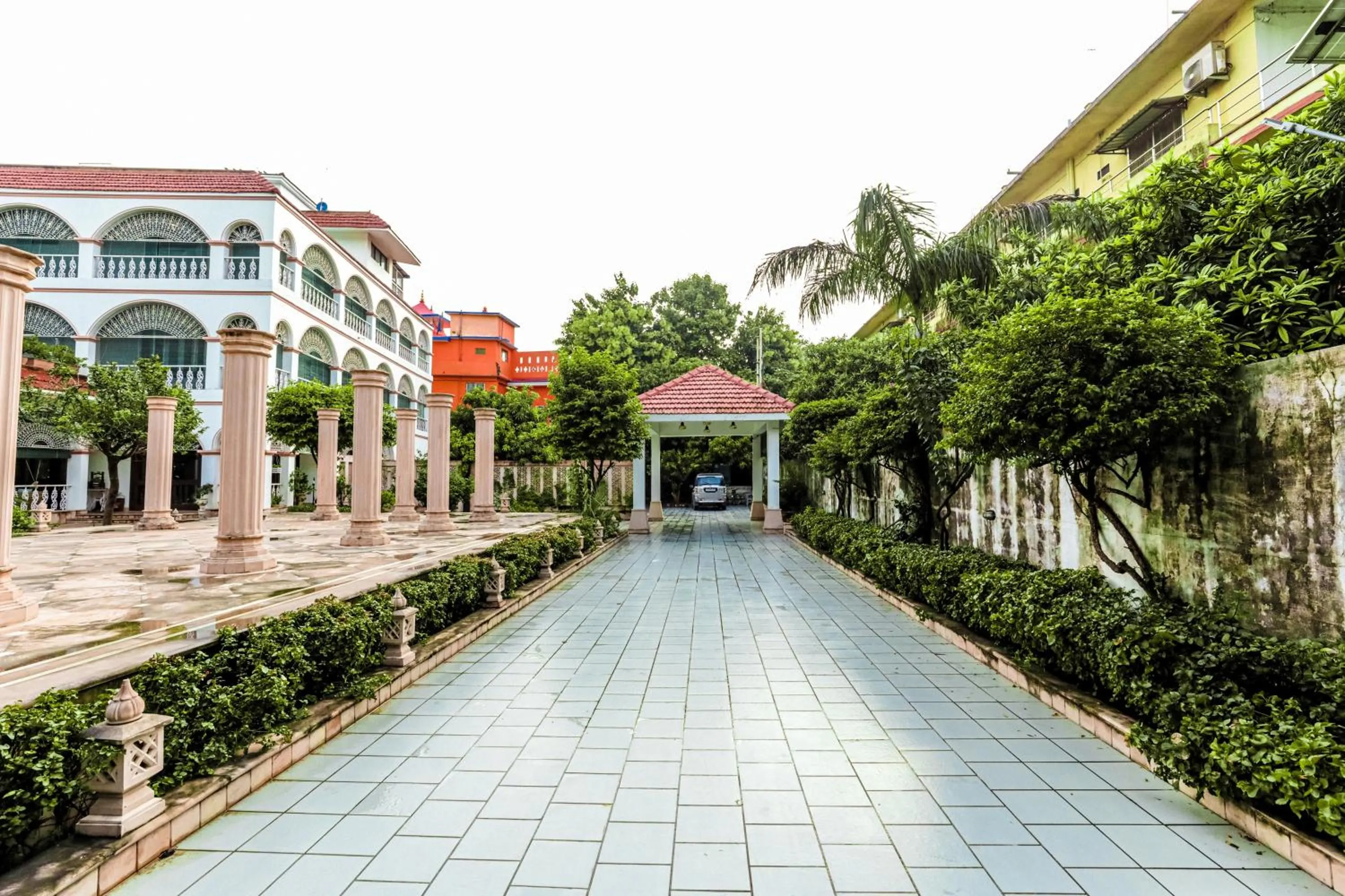 Facade/entrance in Saptapuri by Royal Orchid Hotels Limited Varanasi