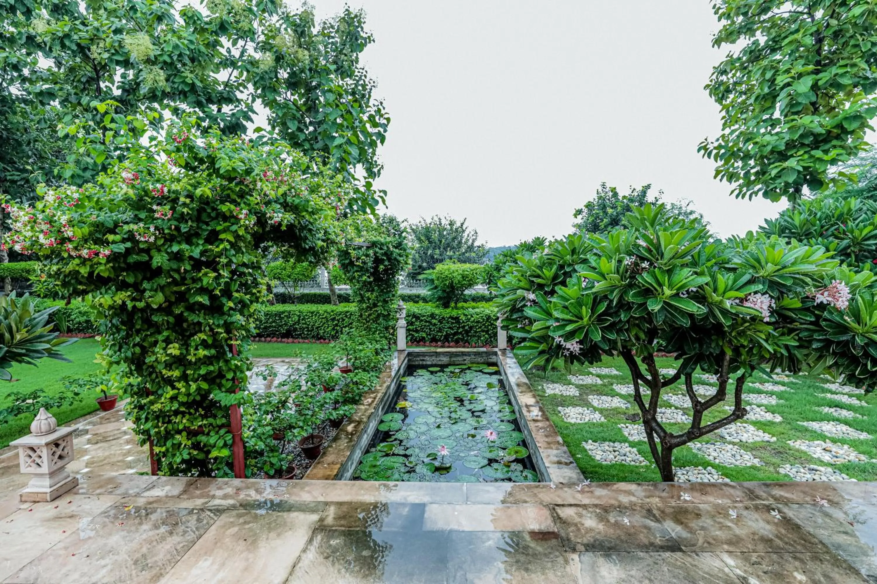 Garden view in Saptapuri by Royal Orchid Hotels Limited Varanasi