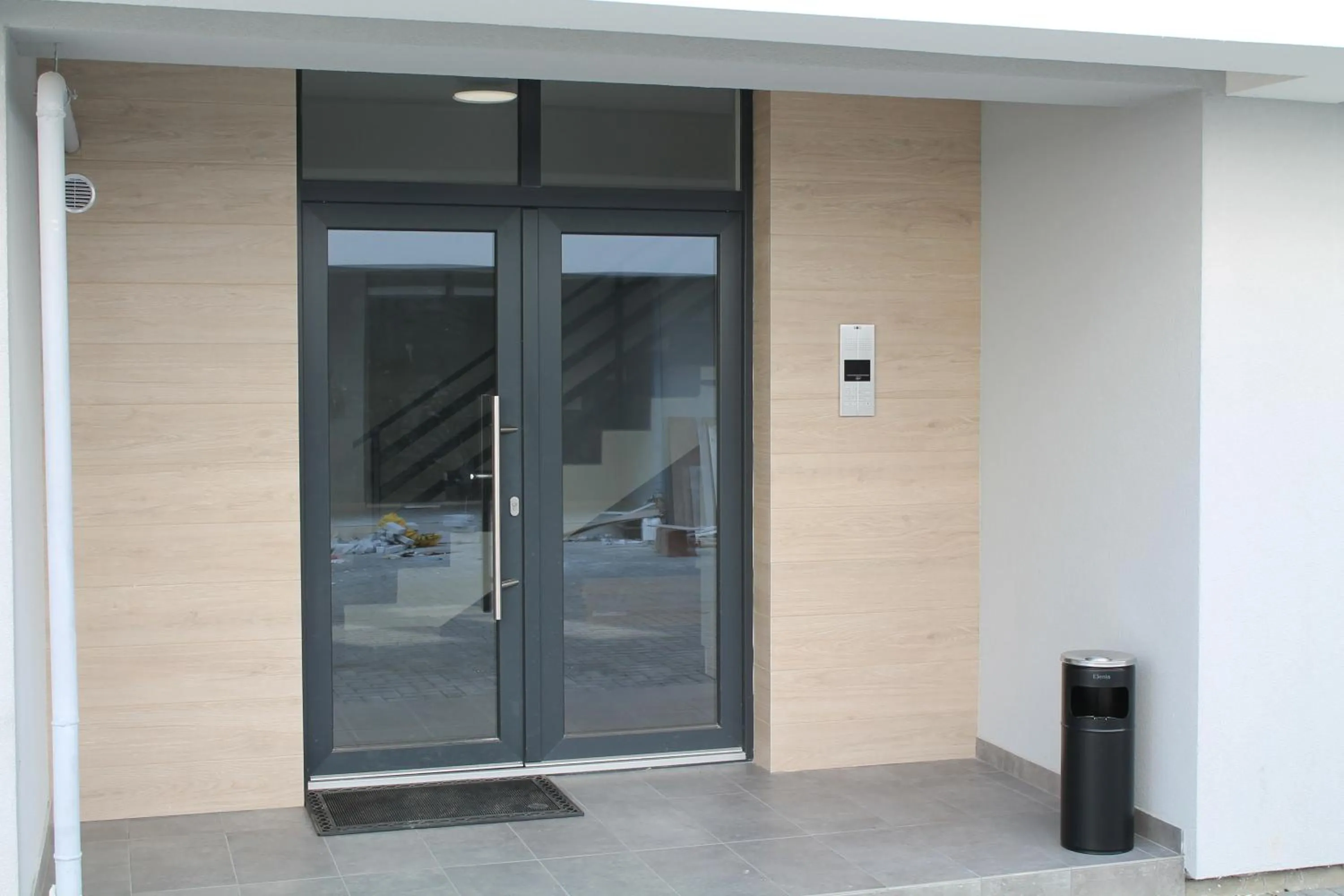 Facade/entrance in VISAJ Homes