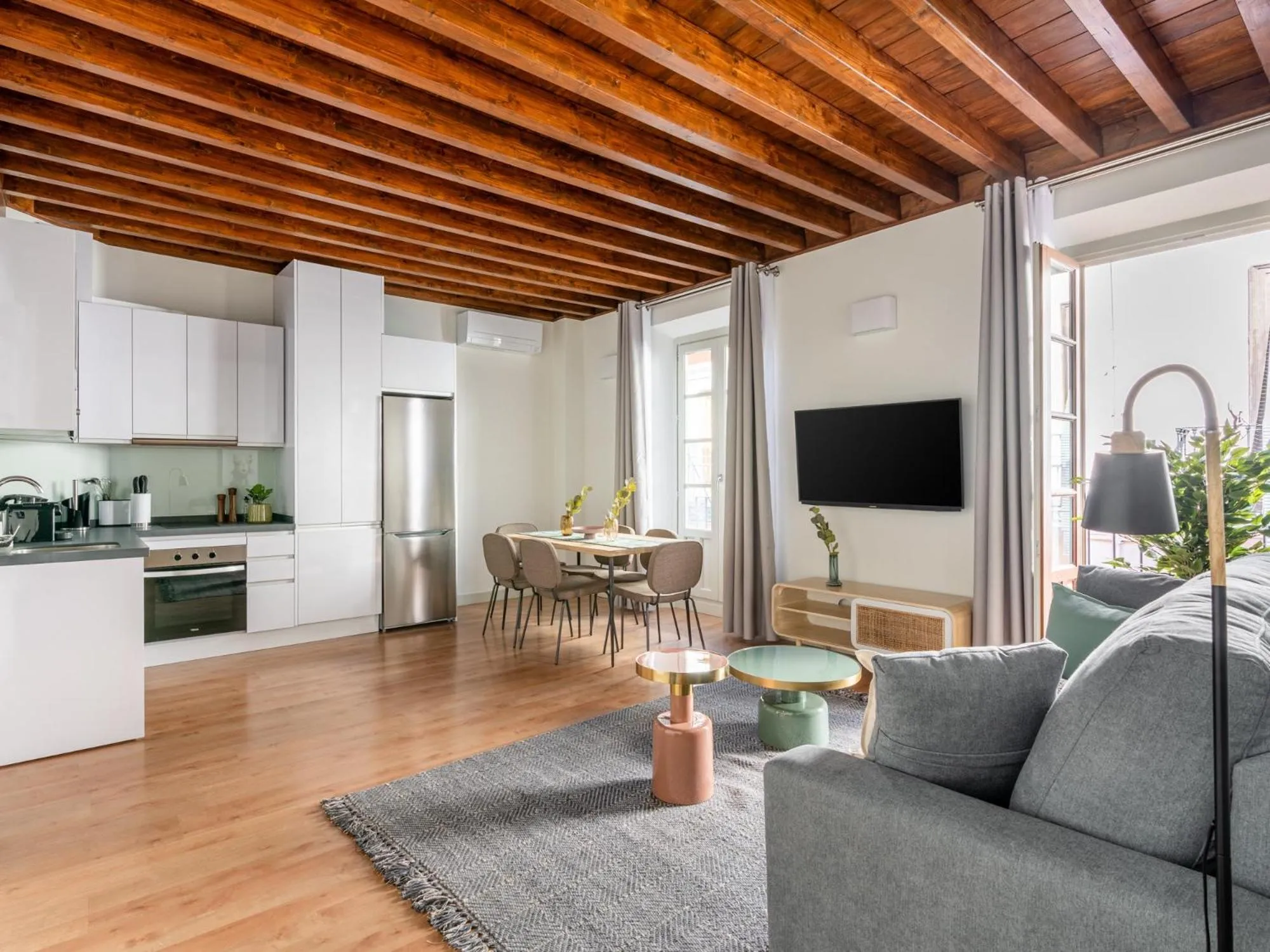 TV and multimedia in Limehome Granada Calle Mirasol