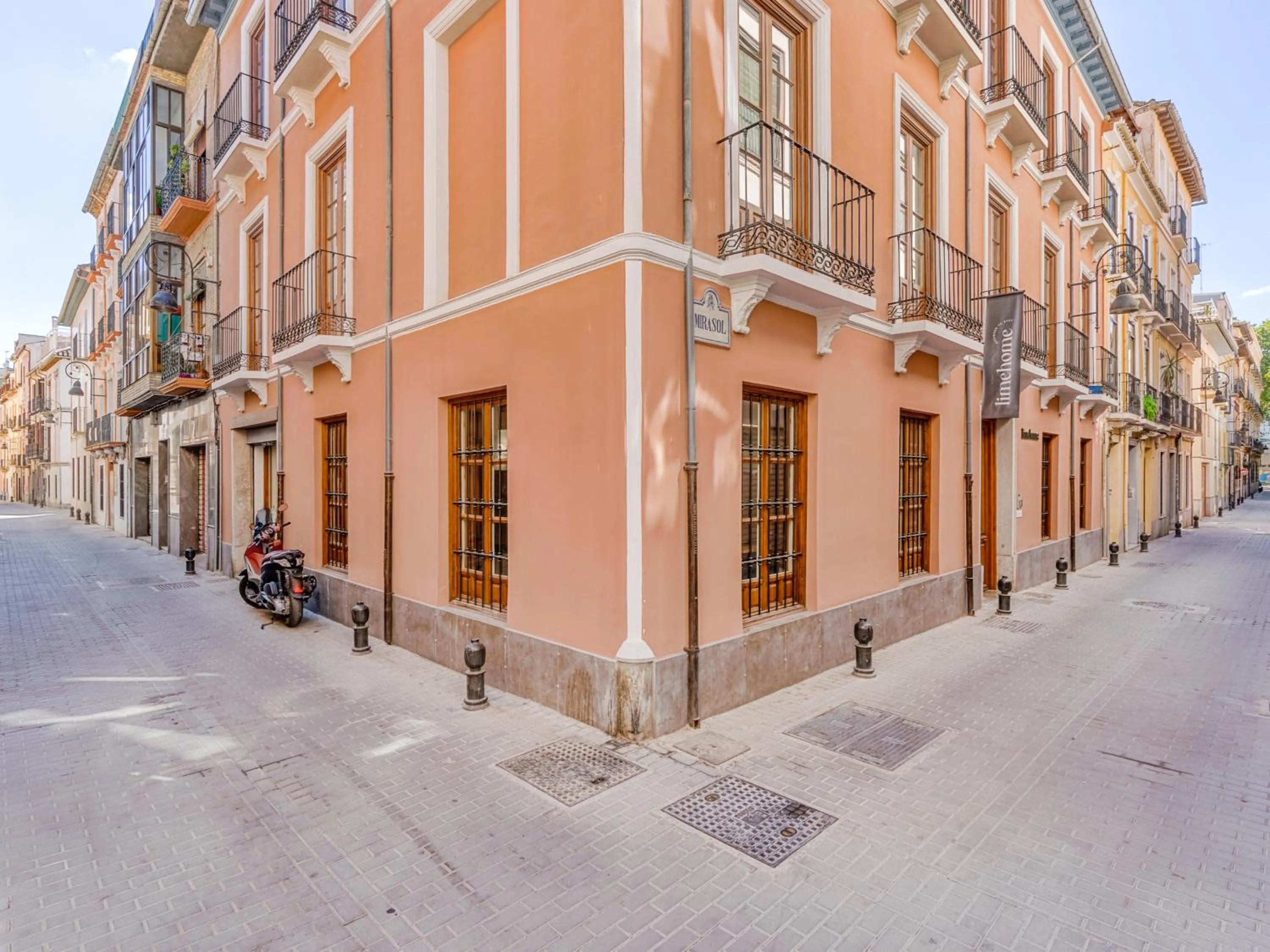 Property building in Limehome Granada Calle Mirasol