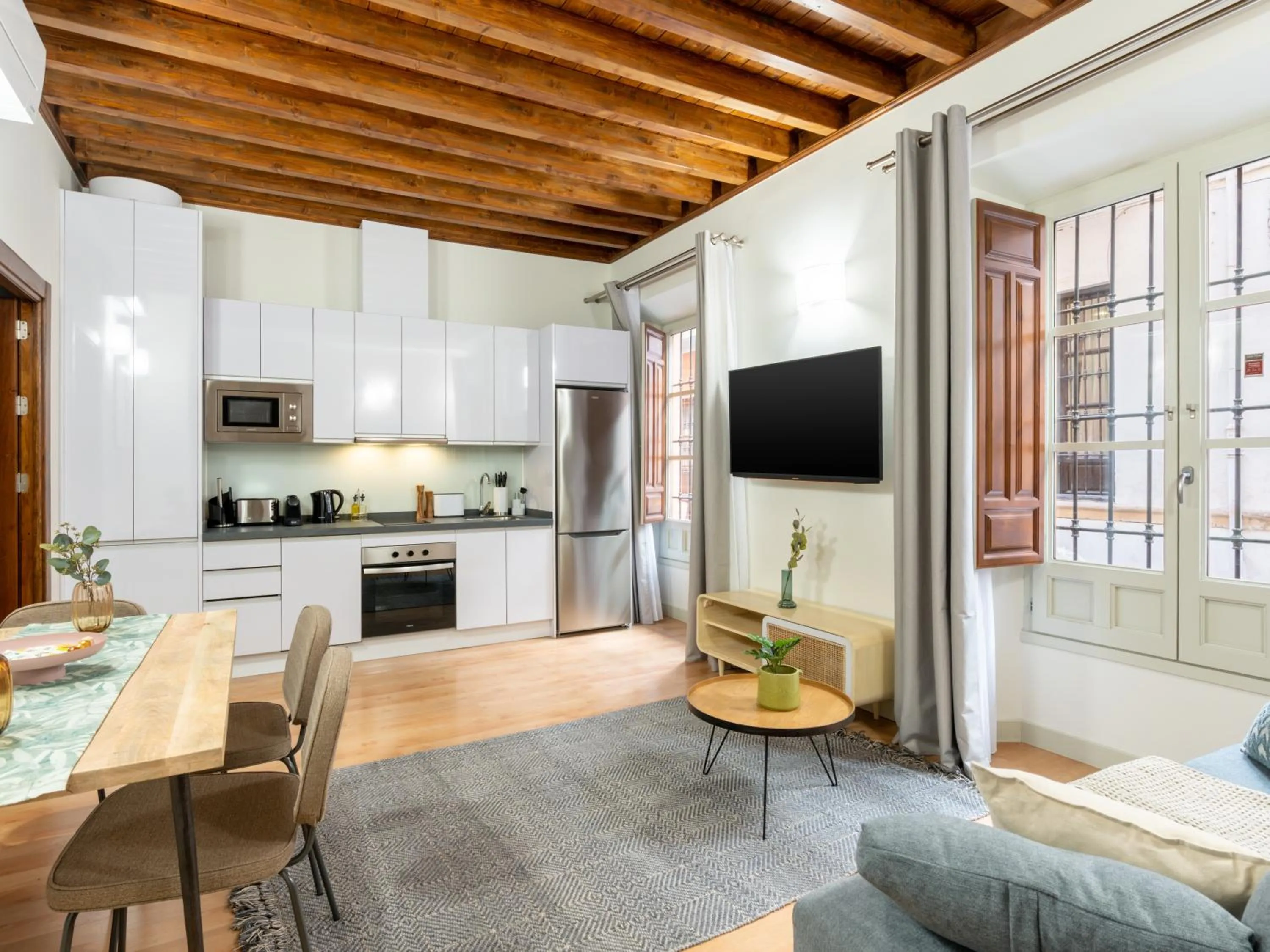 Dining area in Limehome Granada Calle Mirasol