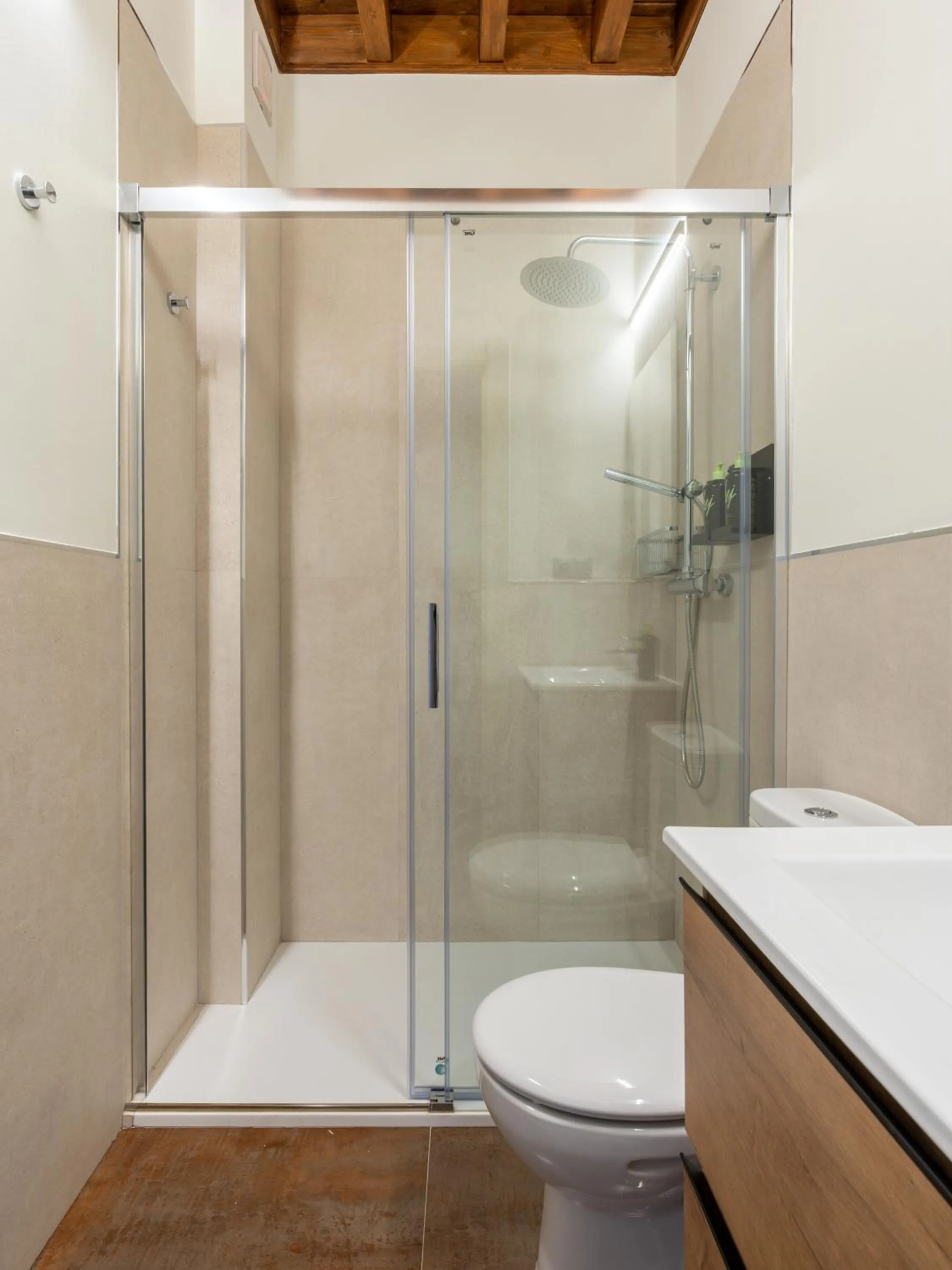 Shower in Limehome Granada Calle Mirasol