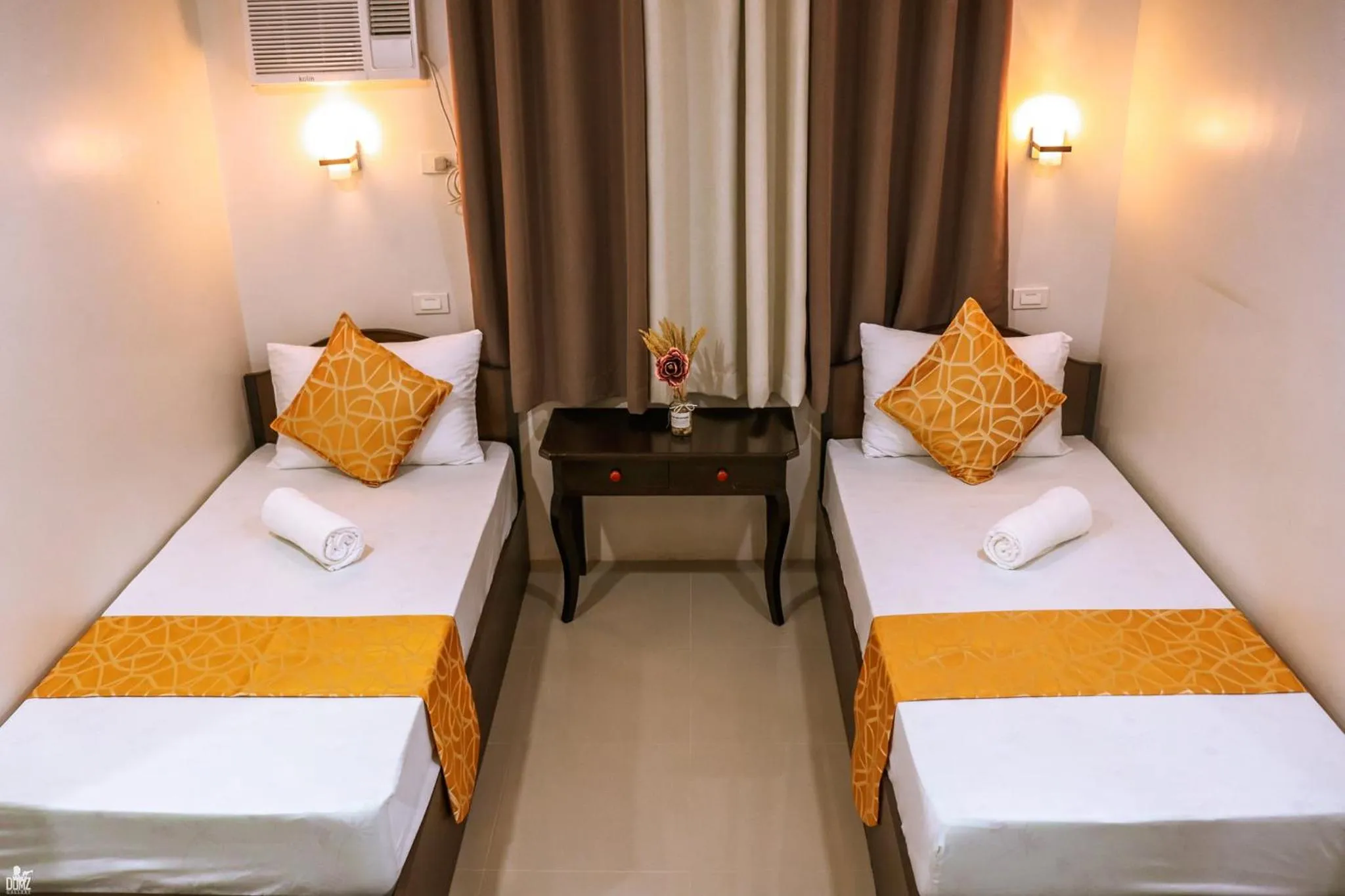 View (from property/room), Bed in Dianna’s Inn